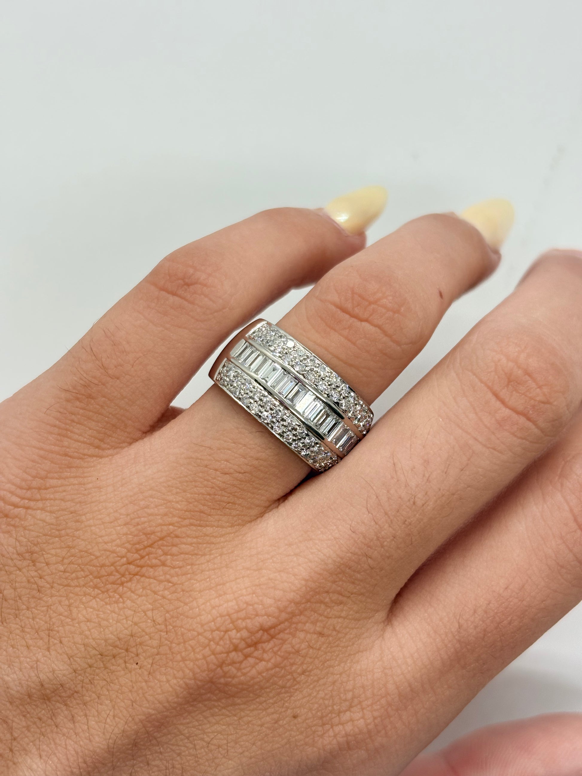 Bague en or blanc 18K sertie de diamants d’un poids total de 1,50 ct. Cette bague de joaillerie élégante séduit par l’éclat de ses diamants et la finesse de son or blanc 18 carats. Son design raffiné en fait un bijou intemporel et sophistiqué, idéal pour sublimer une tenue au quotidien ou lors d’une occasion spéciale. Une pièce précieuse et lumineuse pour les amateurs de bijoux en or blanc et de diamants.