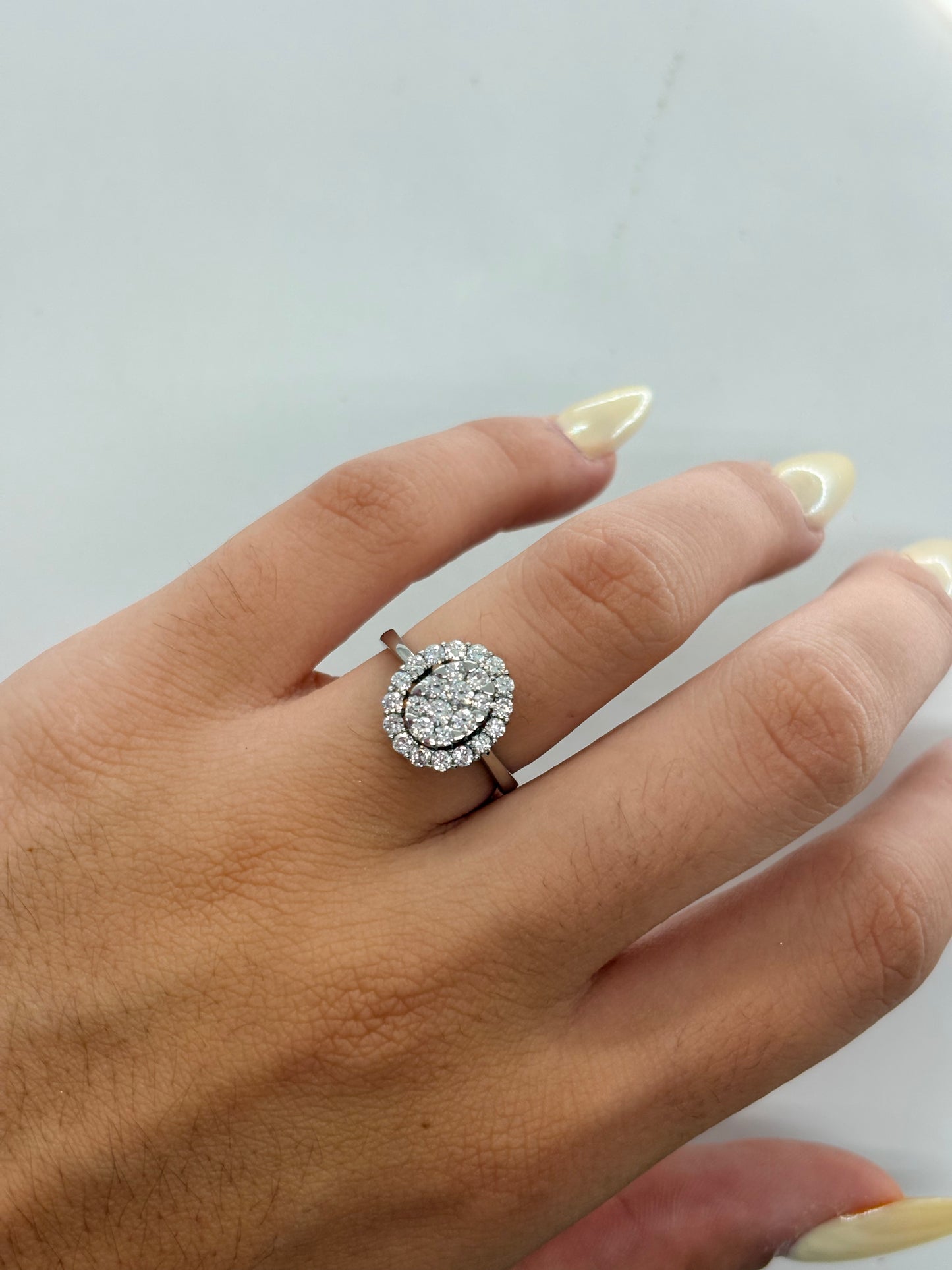 Bague en or blanc 18K sertie de diamants totalisant 1 ct. Cette bague de joaillerie élégante met en valeur l’éclat naturel des diamants sur un anneau en or blanc 18 carats. Son design raffiné et intemporel en fait un bijou précieux idéal pour sublimer une tenue au quotidien ou lors d’une occasion spéciale. Une bague diamant en or blanc 18K alliant élégance, finesse et sophistication.
