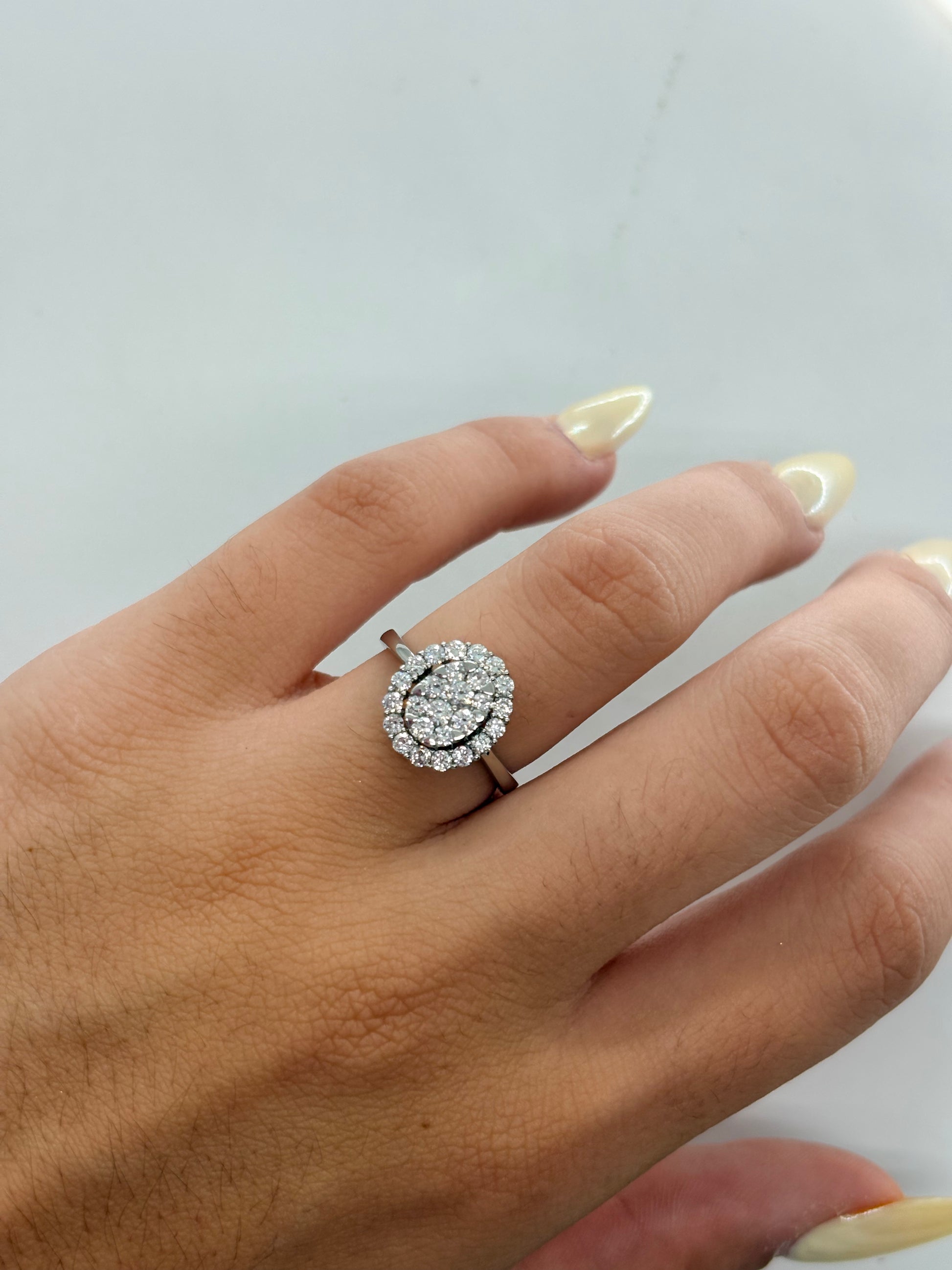 Bague en or blanc 18K sertie de diamants totalisant 1 ct. Cette bague de joaillerie élégante met en valeur l’éclat naturel des diamants sur un anneau en or blanc 18 carats. Son design raffiné et intemporel en fait un bijou précieux idéal pour sublimer une tenue au quotidien ou lors d’une occasion spéciale. Une bague diamant en or blanc 18K alliant élégance, finesse et sophistication.