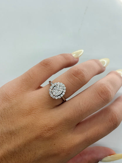 Bague en or blanc 18K sertie de diamants totalisant 1 ct. Cette bague de joaillerie élégante met en valeur l’éclat naturel des diamants sur un anneau en or blanc 18 carats. Son design raffiné et intemporel en fait un bijou précieux idéal pour sublimer une tenue au quotidien ou lors d’une occasion spéciale. Une bague diamant en or blanc 18K alliant élégance, finesse et sophistication.