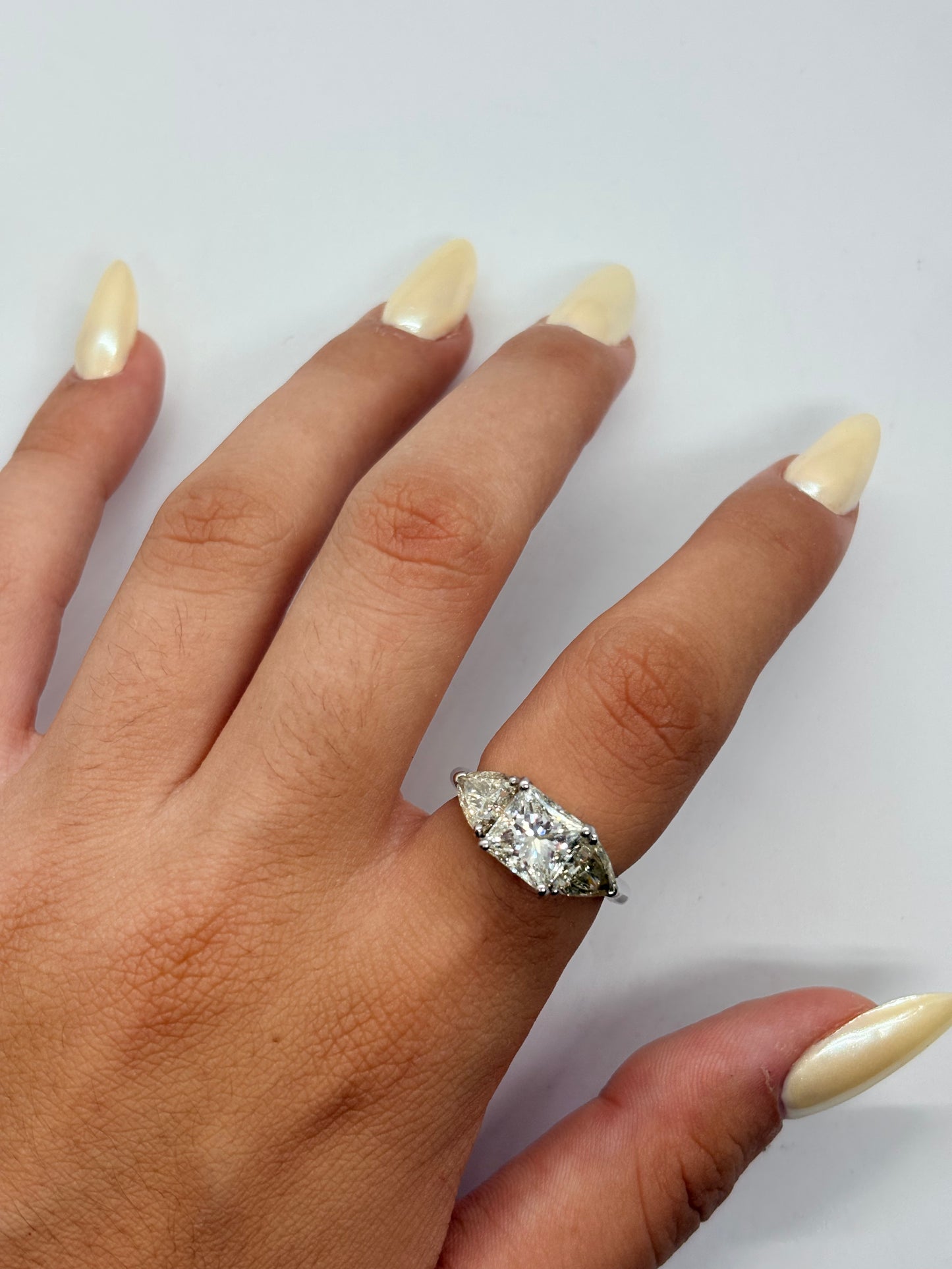 Bague en or blanc 18K sertie de diamants pour une création joaillière élégante et raffinée. Ce bijou précieux associe l’éclat lumineux de l’or blanc 18 carats à un total de 3,70 ct de diamants. Son design sophistiqué sublime la main et apporte une touche de luxe intemporel. Une bague en diamants idéale pour une occasion spéciale ou pour enrichir une collection de haute joaillerie. Bijou précieux en or blanc 18K et diamants 3,70 ct.