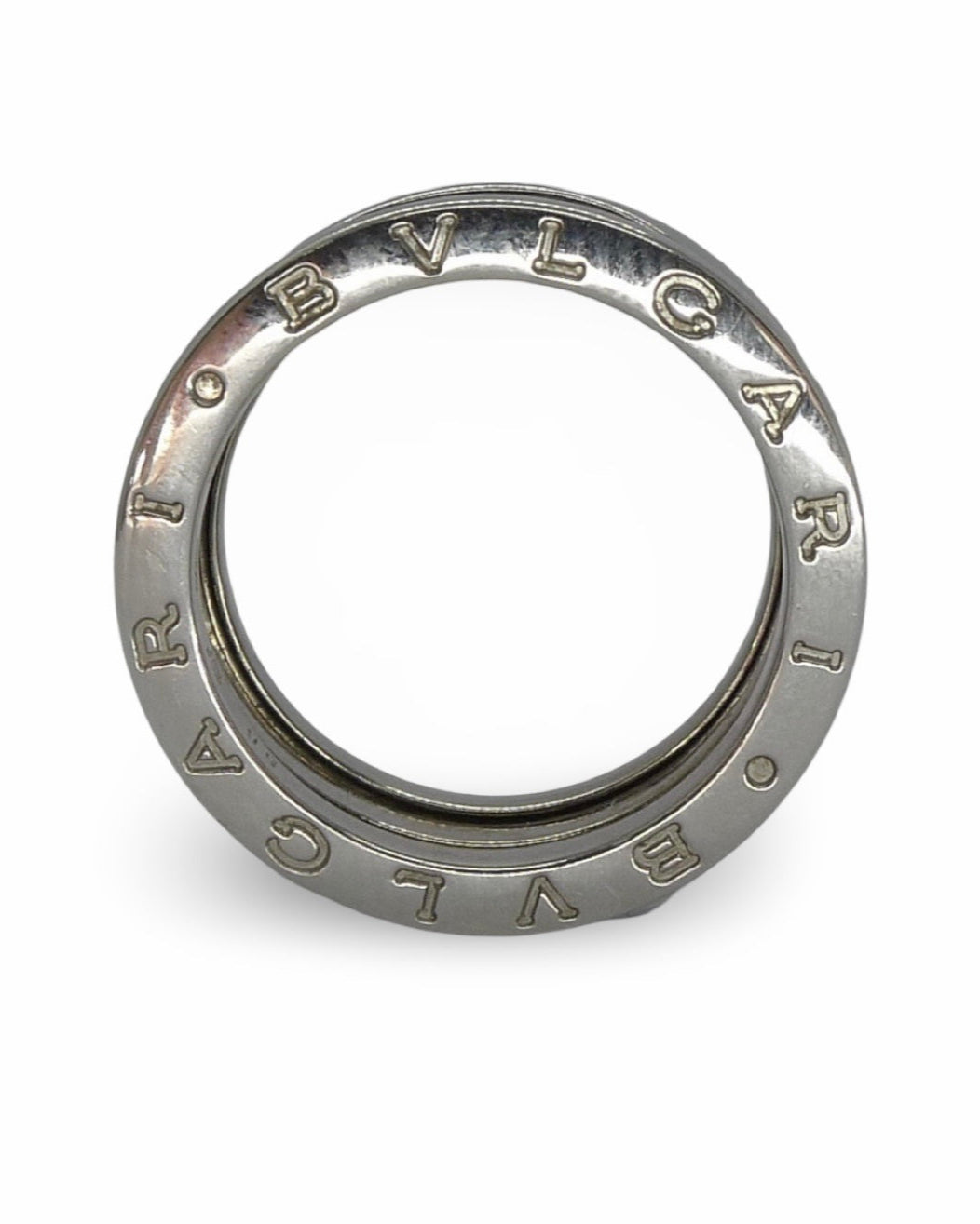 Découvrez l’intemporelle bague B.Zero de Bulgari, réalisée en or blanc 18K, symbole d’élégance moderne et de créativité joaillière. Inspirée de l’architecture et du design italien, cette pièce emblématique séduit par ses lignes audacieuses et son allure contemporaine. Un bijou signature idéal pour sublimer toutes vos tenues et compléter votre collection de bijoux de créateur. 