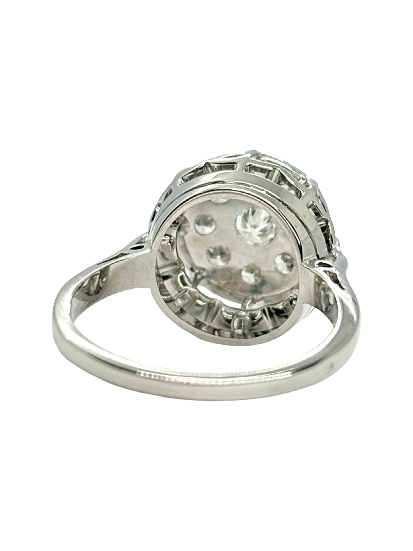Bague en or blanc 18K sertie de diamants pour un total de 0,60 carat. Cette bague de joaillerie associe la pureté de l’or blanc 18 carats à l’éclat naturel des diamants. Son design raffiné et lumineux apporte une touche d’élégance à la main. Une création précieuse et intemporelle, idéale pour celles et ceux qui recherchent une bague en or blanc ornée de diamants, alliant sophistication, finesse et savoir-faire joaillier.