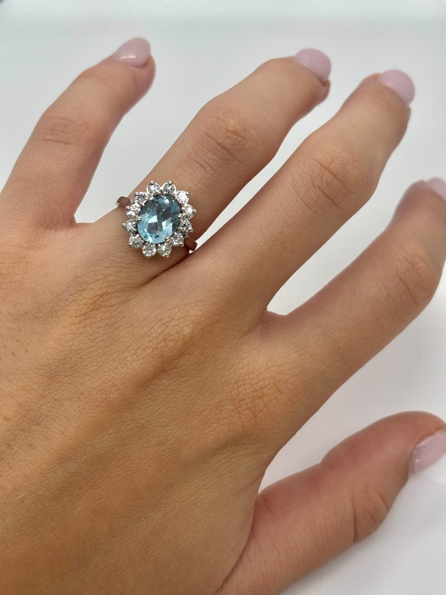 Bague en or blanc 18 carats sertie d’une aigue-marine de 1,5 carat, sublimée par des diamants pour un poids total de 0,50 carat. Ce bijou raffiné met en valeur l’éclat bleu cristallin de l’aigue-marine, rehaussé par la brillance des diamants. Son design élégant et intemporel en fait une bague idéale pour une occasion spéciale, des fiançailles ou un cadeau précieux. Elle se porte seule ou associée à d’autres bijoux en or blanc.
