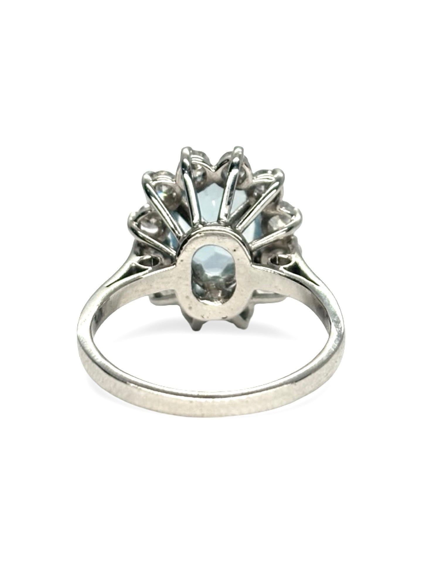 Bague en or blanc 18 carats sertie d’une aigue-marine de 1,5 carat, sublimée par des diamants pour un poids total de 0,50 carat. Ce bijou raffiné met en valeur l’éclat bleu cristallin de l’aigue-marine, rehaussé par la brillance des diamants. Son design élégant et intemporel en fait une bague idéale pour une occasion spéciale, des fiançailles ou un cadeau précieux. Elle se porte seule ou associée à d’autres bijoux en or blanc.
