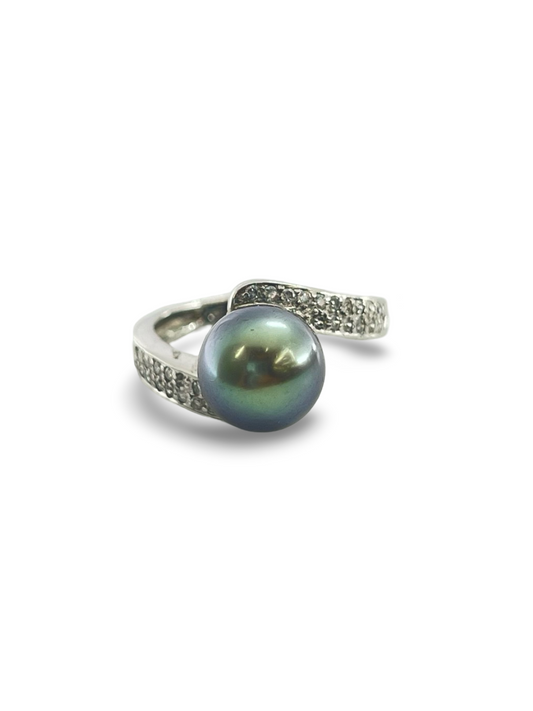 Découvrez l'élégance intemporelle avec notre bague en or blanc 18K, sublimée par une magnifique perle de Tahiti et des éclats de diamants. Ce bijou raffiné est idéal pour sublimer votre style ou marquer une occasion spéciale. Offrez-vous une création unique alliant la beauté naturelle des perles de Tahiti et l’éclat intemporel des diamants.