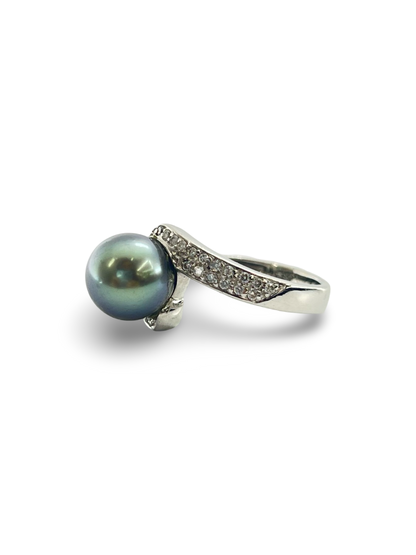 Découvrez l'élégance intemporelle avec notre bague en or blanc 18K, sublimée par une magnifique perle de Tahiti et des éclats de diamants. Ce bijou raffiné est idéal pour sublimer votre style ou marquer une occasion spéciale. Offrez-vous une création unique alliant la beauté naturelle des perles de Tahiti et l’éclat intemporel des diamants.