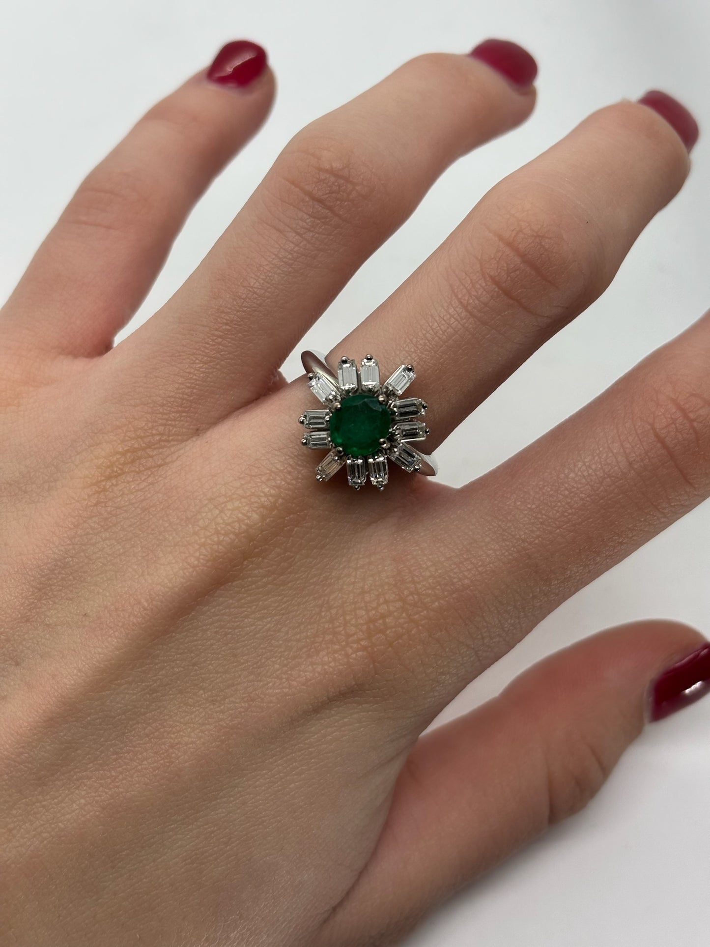 Bague en or blanc 18 carats ornée d’une émeraude de 1 carat et de diamants totalisant 0,60 carat. Ce bijou raffiné séduit par l’intensité du vert profond de l’émeraude, sublimée par l’éclat lumineux des diamants. Élégante et intemporelle, cette bague précieuse apporte une touche de sophistication à toutes les occasions, entre luxe discret et charme exceptionnel.