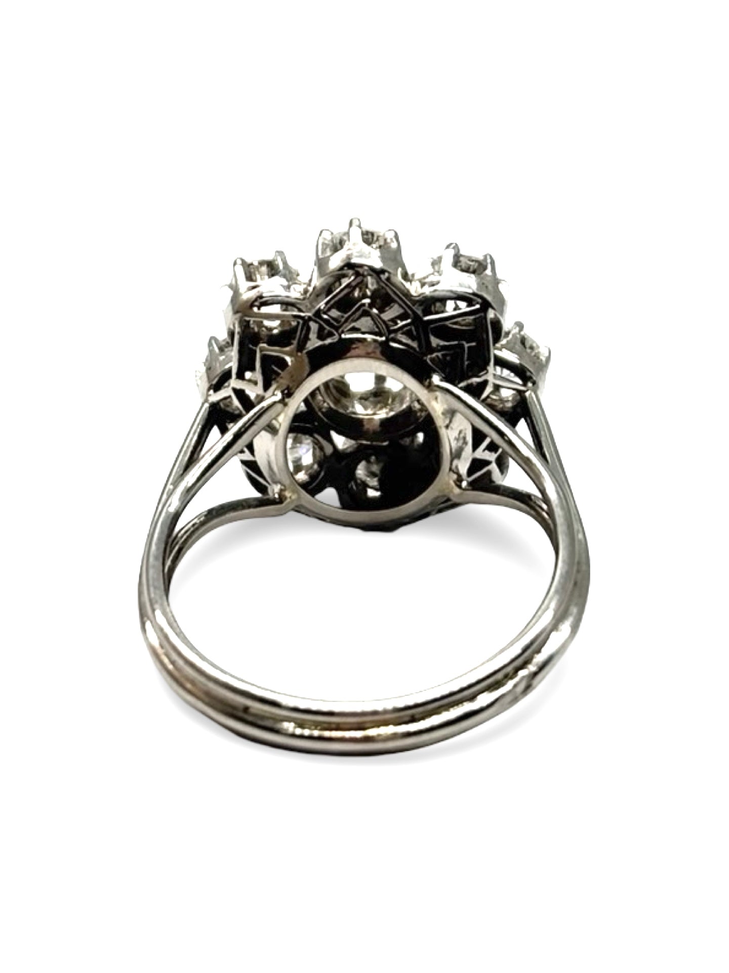 Bague en or blanc 18 carats sertie de diamants totalisant 2,1 carats. Monture élégante mettant en valeur l’éclat des pierres, idéale pour une bague de fiançailles ou un bijou raffiné. Design intemporel en or blanc 750 millièmes, alliant brillance et sophistication. Bijou précieux adapté à toutes les occasions.
