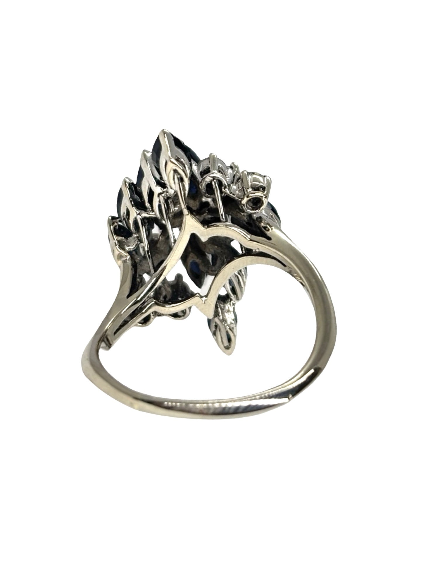 Bague en or blanc 18 carats sertie de saphirs pour un poids total de 0,50 carat et de diamants totalisant 1,20 carat. Ce bijou raffiné séduit par l’intensité profonde des saphirs et l’éclat lumineux des diamants. Élégante et sophistiquée, cette bague précieuse incarne le charme intemporel des bijoux d’exception, idéale pour sublimer une tenue ou enrichir une collection.