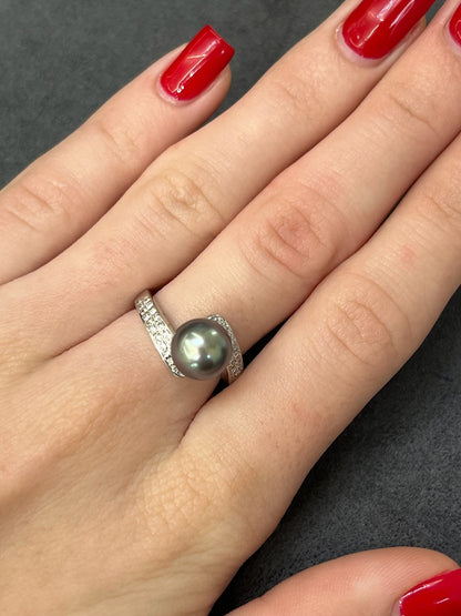 Découvrez l'élégance intemporelle avec notre bague en or blanc 18K, sublimée par une magnifique perle de Tahiti et des éclats de diamants. Ce bijou raffiné est idéal pour sublimer votre style ou marquer une occasion spéciale. Offrez-vous une création unique alliant la beauté naturelle des perles de Tahiti et l’éclat intemporel des diamants.