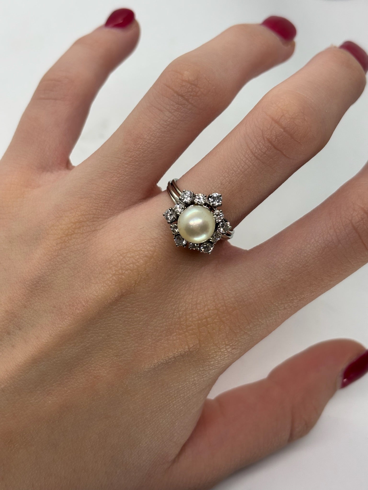 Bague en or blanc 18K sertie d’une perle naturelle élégante et de diamants totalisant 0,90 carat. Un bijou raffiné au design intemporel, alliant l’éclat des diamants à la douceur nacrée de la perle. Monture délicate en or blanc poli, idéale pour sublimer la main avec élégance et sophistication. Pièce de joaillerie précieuse, parfaite pour une occasion spéciale ou une collection haut de gamme.
