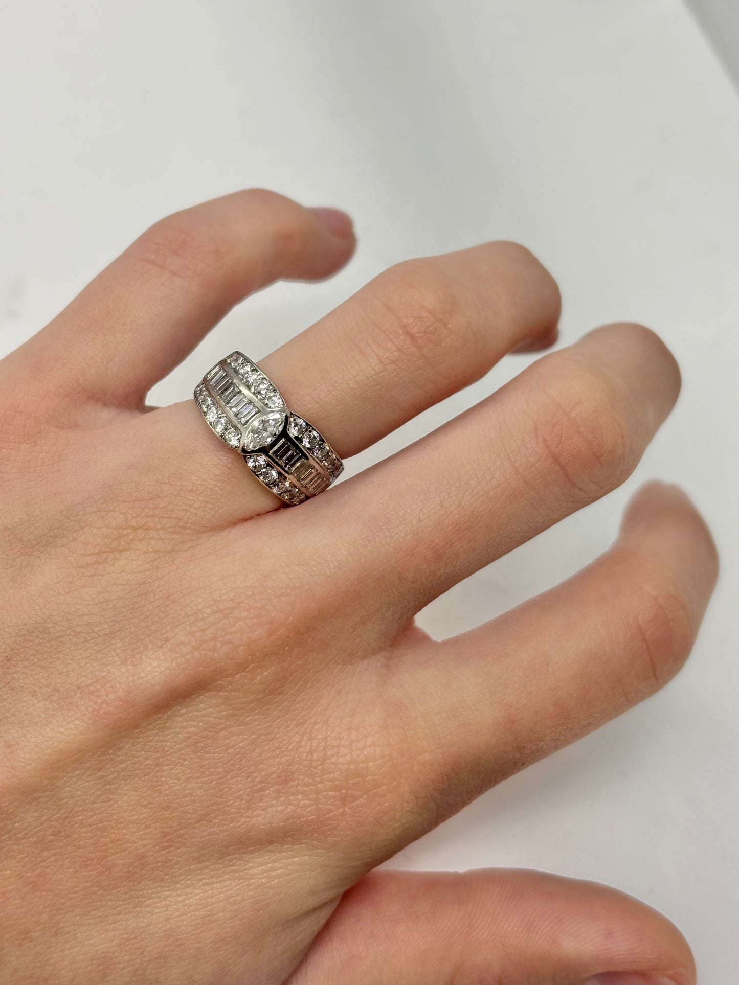 Bague en or blanc 18 carats sertie de diamants pour un poids total de 1,14 carat. Ce bijou raffiné séduit par l’éclat intense de ses diamants et la luminosité élégante de l’or blanc. Sophistiquée et intemporelle, cette bague précieuse sublime la main avec finesse. Idéale pour une occasion spéciale ou comme bijou d’exception, elle incarne le charme du luxe classique et durable.