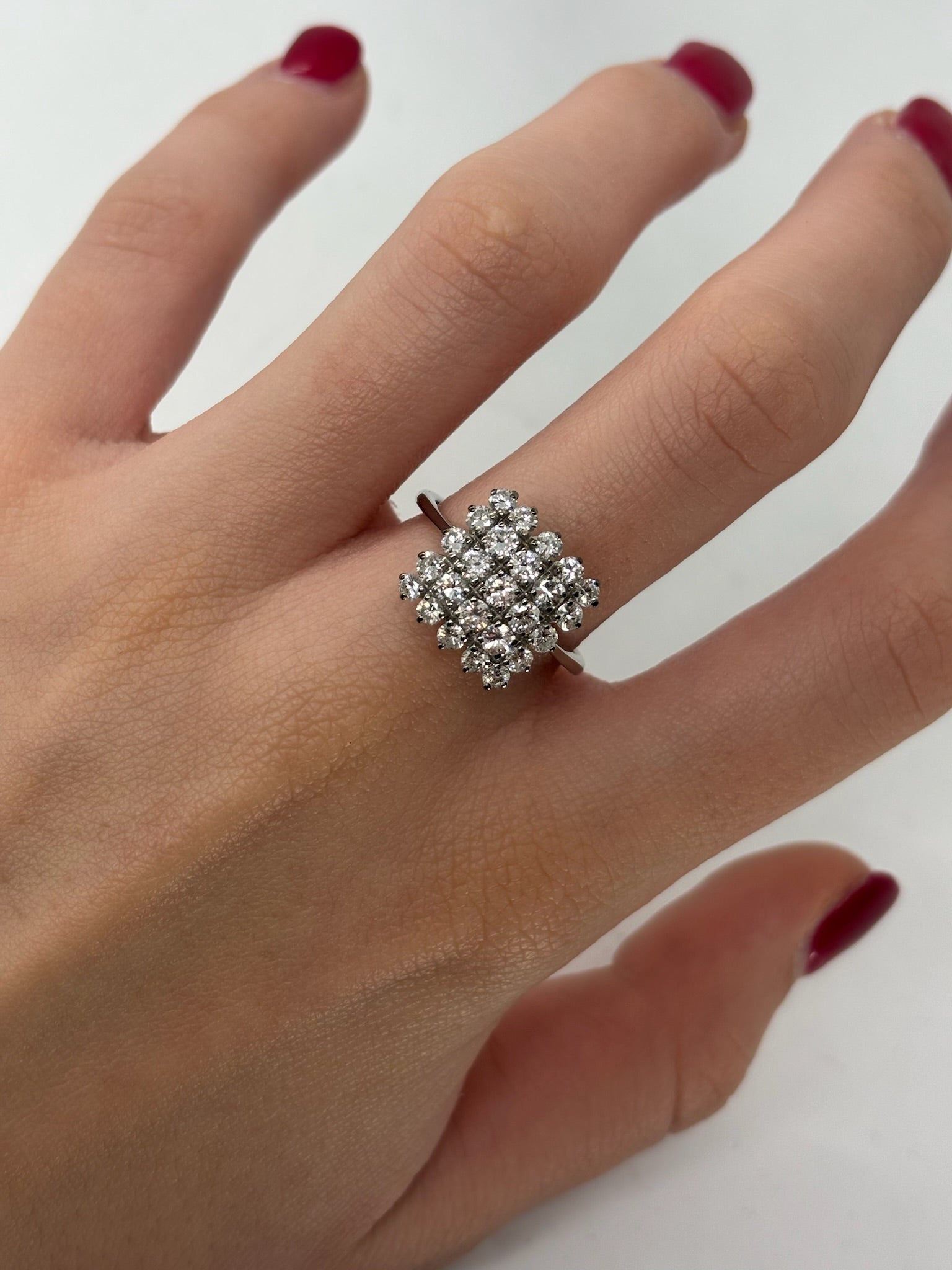 Bague en or blanc 18K sertie de diamants totalisant 1,5 carat, au design élégant et intemporel. Bijou raffiné mettant en valeur l’éclat intense des pierres et la brillance de l’or blanc poli. Monture délicate et lumineuse, idéale pour sublimer la main avec sophistication. Une pièce de joaillerie précieuse, parfaite pour une occasion spéciale ou un usage quotidien élégant.