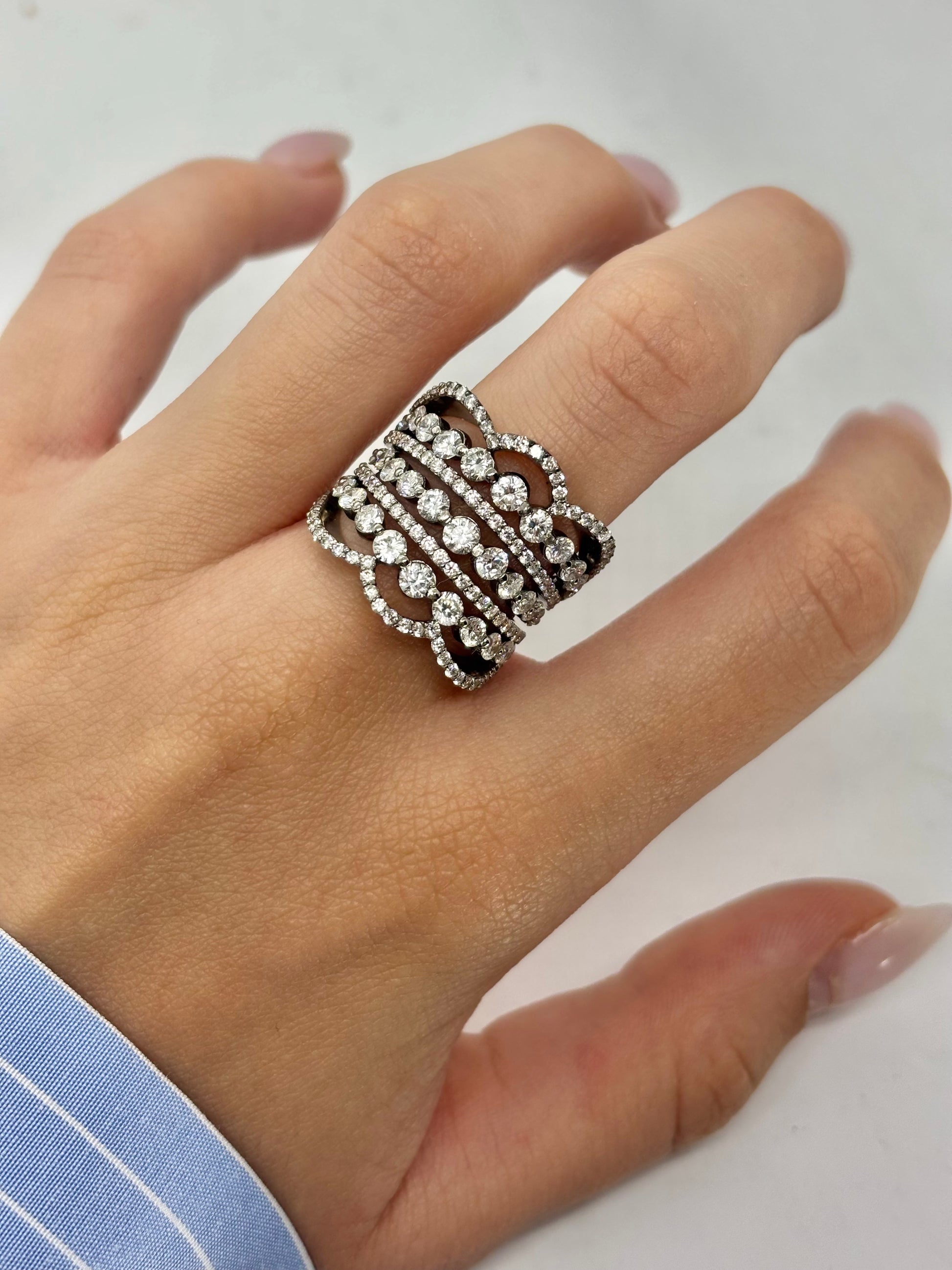 Bague en or blanc 18 carats sertie de diamants pour un poids total de 2,5 carats. Ce bijou raffiné met en valeur l’éclat naturel des diamants grâce à une monture élégante et lumineuse. Son design intemporel en fait un choix idéal pour une occasion spéciale, des fiançailles ou pour enrichir une collection de joaillerie d’exception.
