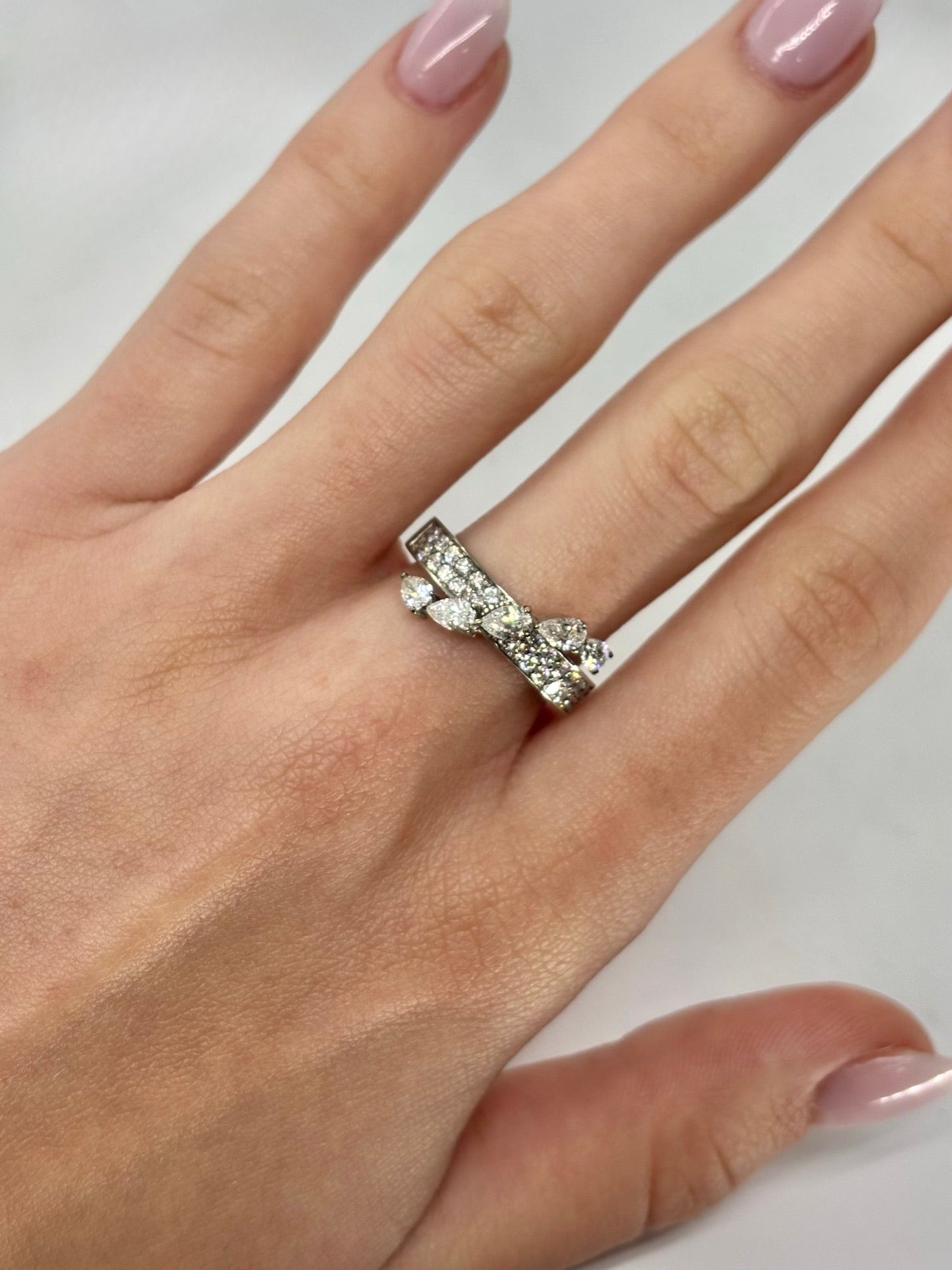 Bague en or blanc 18 carats sertie de diamants totalisant 2 carats. Ce bijou raffiné séduit par l’éclat intense de ses diamants et la finesse de son design en or blanc. Élégante et intemporelle, cette bague apporte une touche de prestige et de lumière à chaque tenue. Idéale pour célébrer un engagement, un anniversaire ou une occasion exceptionnelle.

