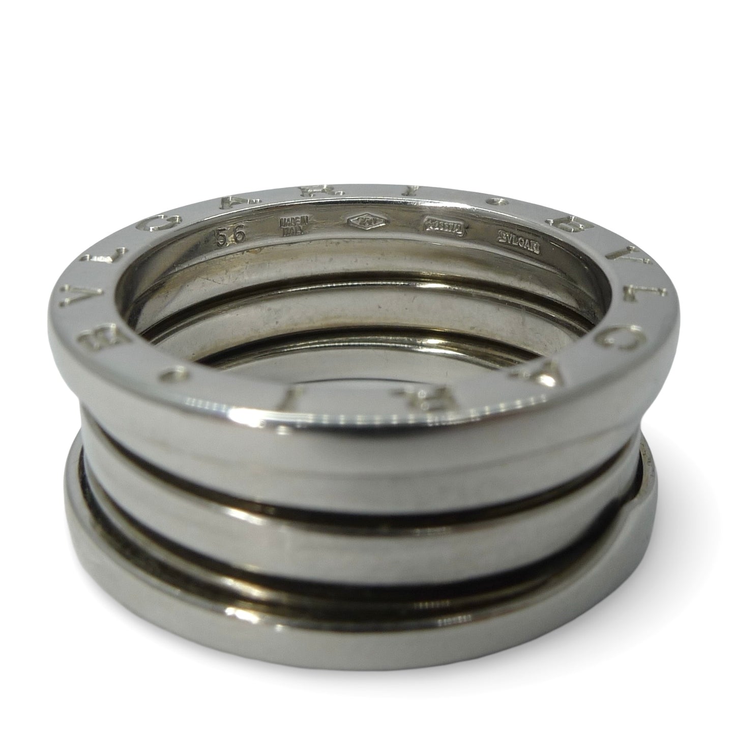 Découvrez l’intemporelle bague B.Zero de Bulgari, réalisée en or blanc 18K, symbole d’élégance moderne et de créativité joaillière. Inspirée de l’architecture et du design italien, cette pièce emblématique séduit par ses lignes audacieuses et son allure contemporaine. Un bijou signature idéal pour sublimer toutes vos tenues et compléter votre collection de bijoux de créateur. 