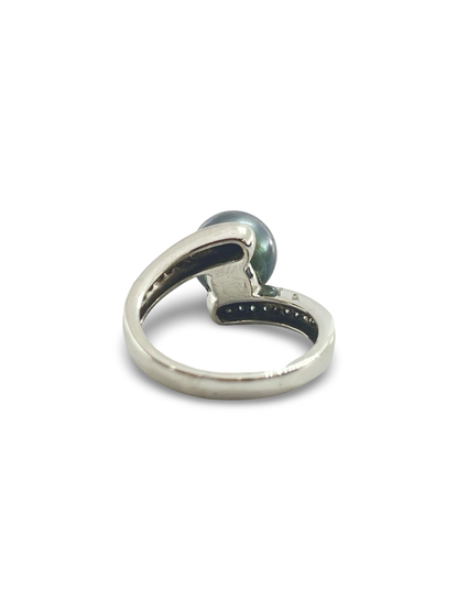 Découvrez l'élégance intemporelle avec notre bague en or blanc 18K, sublimée par une magnifique perle de Tahiti et des éclats de diamants. Ce bijou raffiné est idéal pour sublimer votre style ou marquer une occasion spéciale. Offrez-vous une création unique alliant la beauté naturelle des perles de Tahiti et l’éclat intemporel des diamants.