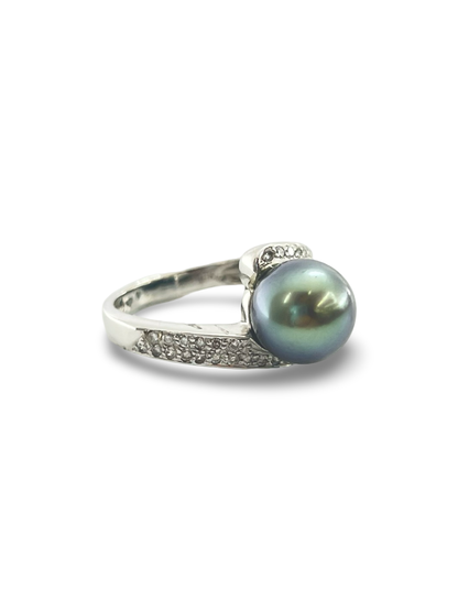 Découvrez l'élégance intemporelle avec notre bague en or blanc 18K, sublimée par une magnifique perle de Tahiti et des éclats de diamants. Ce bijou raffiné est idéal pour sublimer votre style ou marquer une occasion spéciale. Offrez-vous une création unique alliant la beauté naturelle des perles de Tahiti et l’éclat intemporel des diamants.