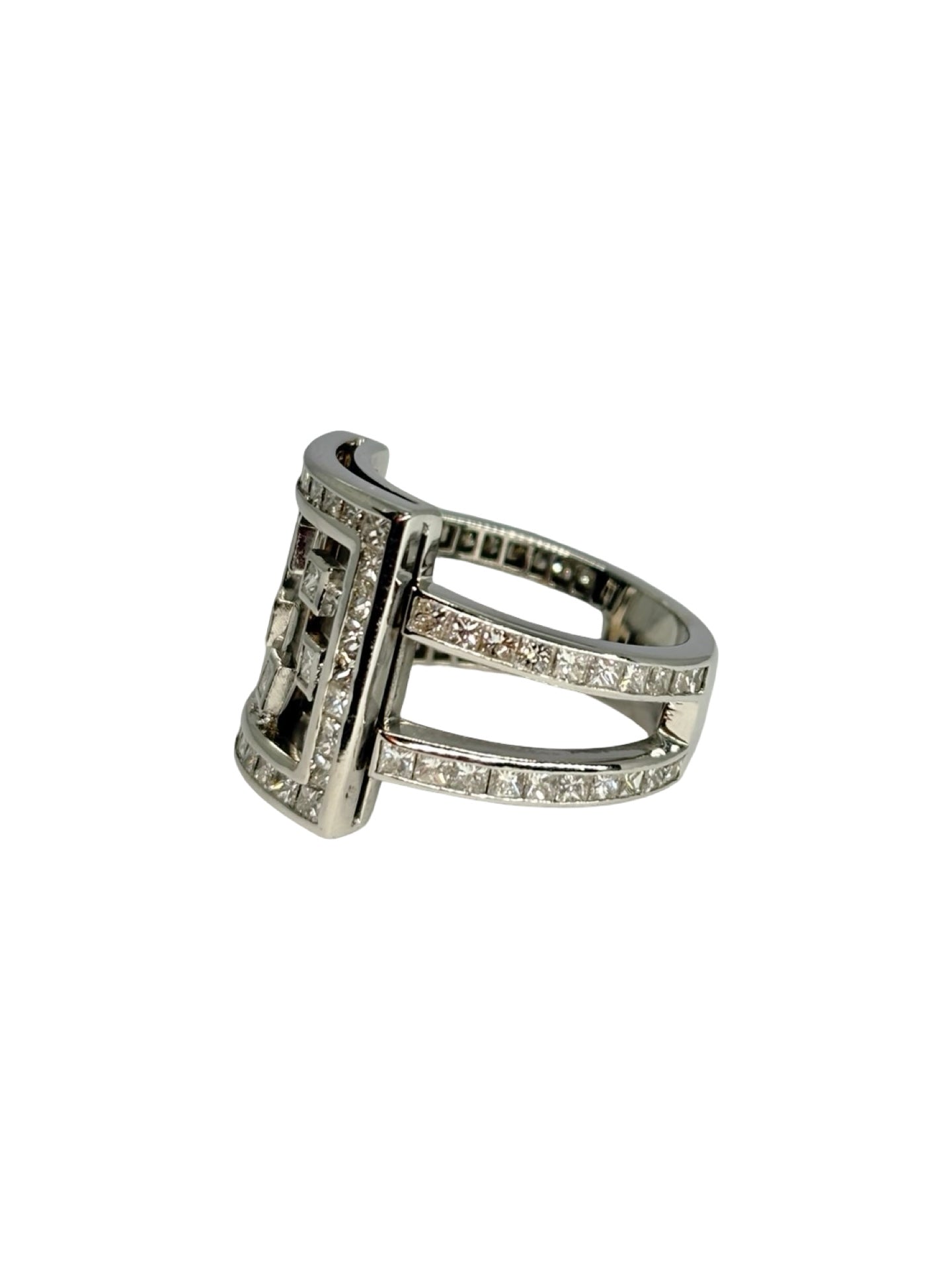 Bague en or blanc 18K (750/1000) sertie de diamants naturels totalisant 1,10 ct. Son design raffiné met en valeur l'éclat des pierres et la pureté de l'or blanc, offrant un bijou élégant et intemporel. Idéale pour une bague de fiançailles, un anniversaire ou un cadeau précieux, cette création allie finesse, brillance et savoir-faire joaillier. Une bague en diamants pensée pour sublimer chaque tenue avec élégance.