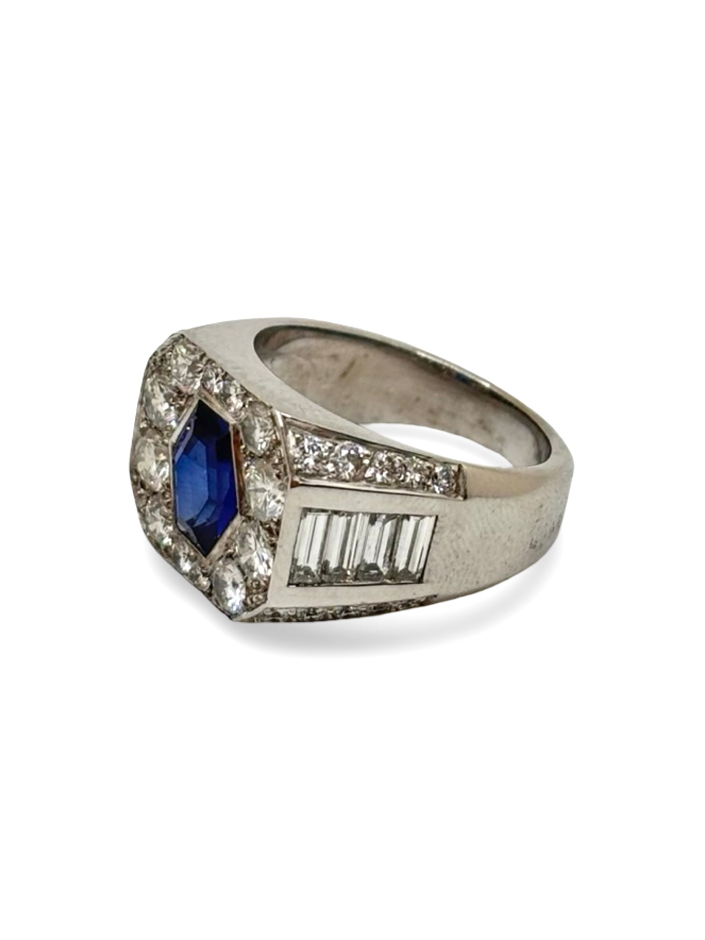 Bague en or blanc 18 carats mettant en valeur un somptueux saphir de 1,5 carat entouré de diamants totalisant 1,88 carat. Ce bijou d’exception séduit par l’intensité du bleu du saphir et l’éclat des diamants. Une création élégante et intemporelle, idéale pour les amateurs de haute joaillerie et de pierres précieuses.