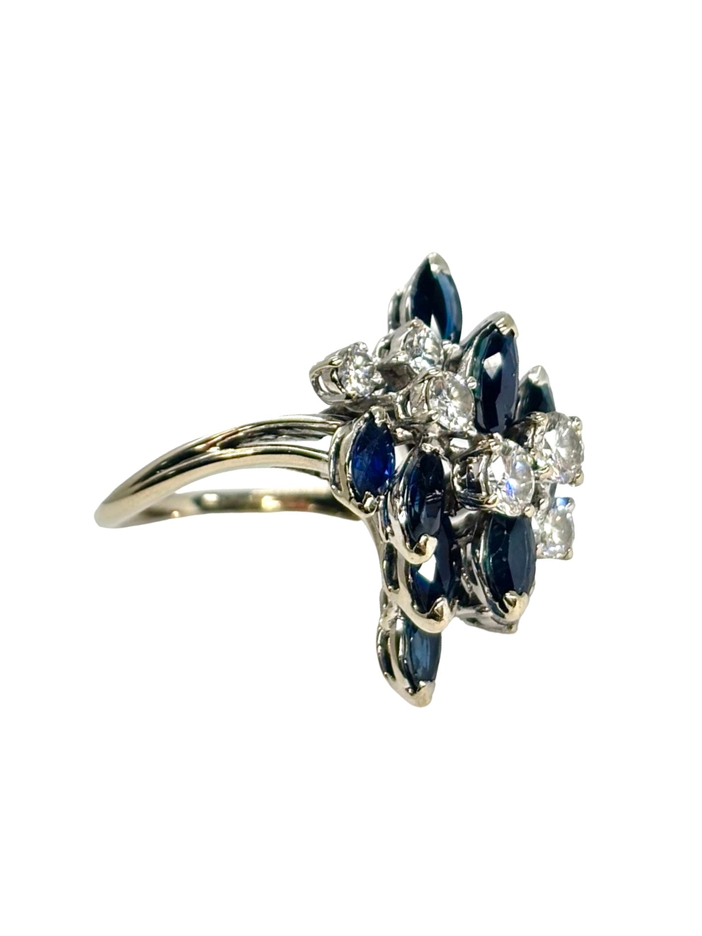 Bague en or blanc 18 carats sertie de saphirs pour un poids total de 0,50 carat et de diamants totalisant 1,20 carat. Ce bijou raffiné séduit par l’intensité profonde des saphirs et l’éclat lumineux des diamants. Élégante et sophistiquée, cette bague précieuse incarne le charme intemporel des bijoux d’exception, idéale pour sublimer une tenue ou enrichir une collection.