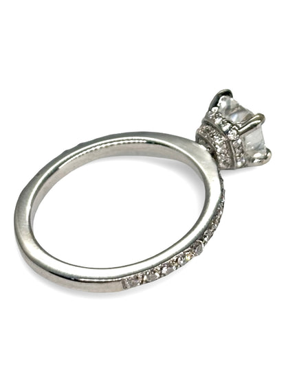 Solitaire en or blanc 18 carats serti d’un diamant de 1,3 carat. Ce bijou raffiné met en valeur l’éclat intense du diamant et l’élégance lumineuse de l’or blanc. Idéal pour un engagement ou une occasion spéciale, ce solitaire combine design classique et sophistication contemporaine, offrant une brillance remarquable qui sublime la main avec finesse et style.