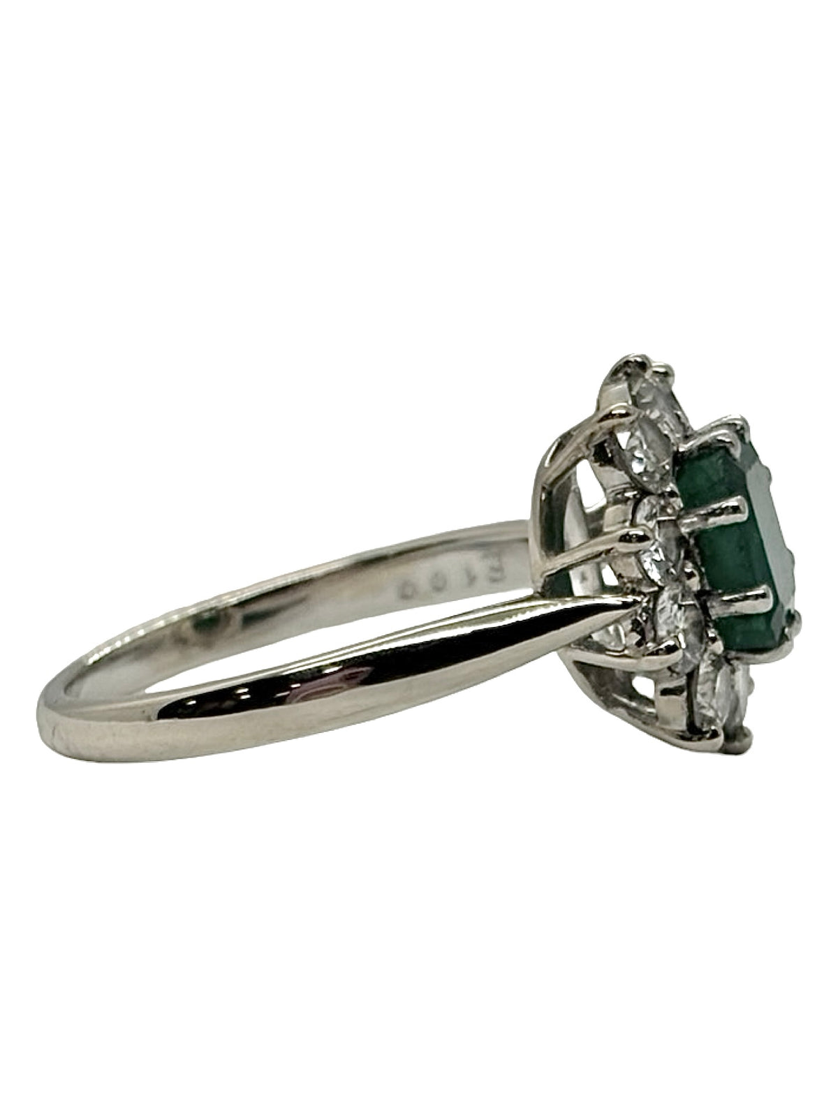 Bague en or blanc 18K (750 millièmes) sertie d’une émeraude de 1,10 carat et de diamants naturels pour un poids total de 0,80 carat. Cette bague de joaillerie associe l’intensité du vert de l’émeraude à l’éclat lumineux des diamants, créant un contraste élégant et raffiné. Ce bijou précieux en or blanc et pierres naturelles séduit par son charme intemporel. Idéale pour sublimer une tenue ou offrir un cadeau d’exception, cette bague émeraude et diamants apporte une touche de sophistication à chaque main.