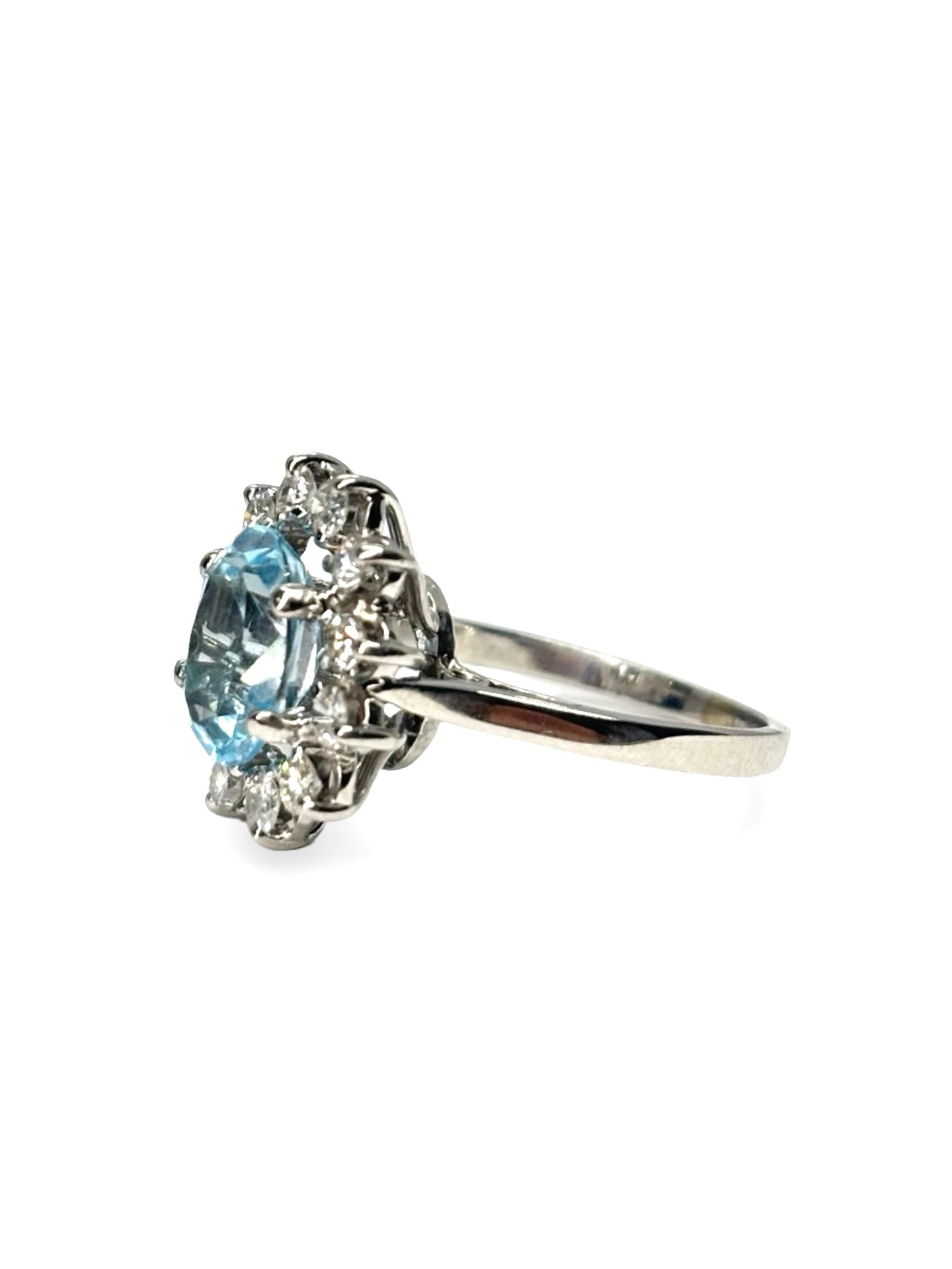Bague en or blanc 18 carats sertie d’une aigue-marine de 1,5 carat, sublimée par des diamants pour un poids total de 0,50 carat. Ce bijou raffiné met en valeur l’éclat bleu cristallin de l’aigue-marine, rehaussé par la brillance des diamants. Son design élégant et intemporel en fait une bague idéale pour une occasion spéciale, des fiançailles ou un cadeau précieux. Elle se porte seule ou associée à d’autres bijoux en or blanc.
