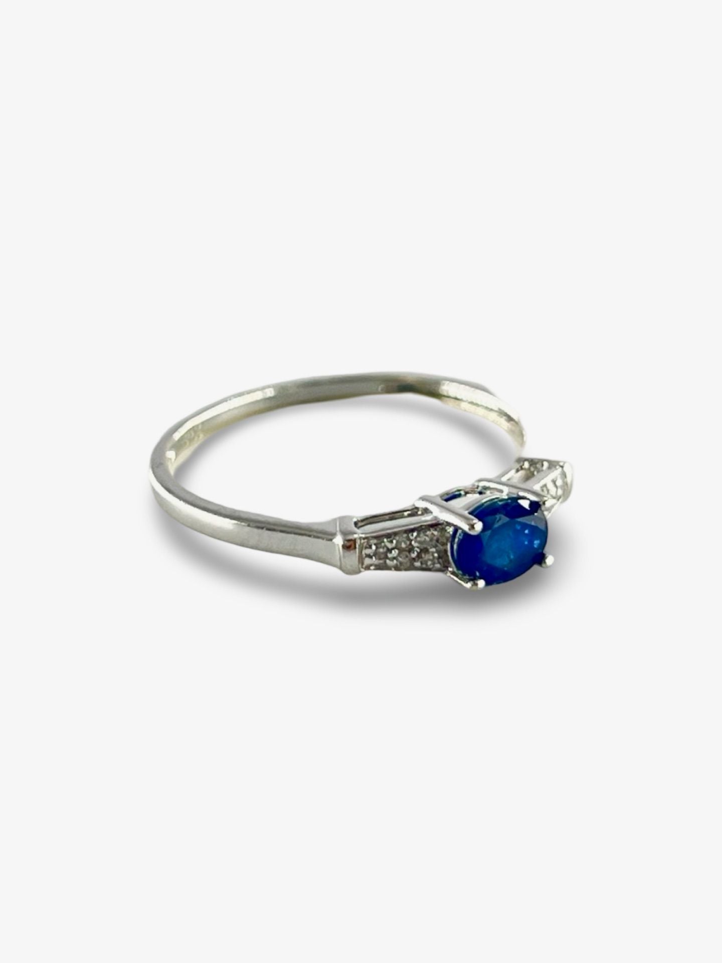 Découvrez notre bague en or blanc, magnifiquement sertie d’un saphir d’environ 0,40 ct accompagné de diamants naturels. Ce bijou raffiné allie élégance et brillance, offrant une touche sophistiquée à toutes vos tenues. Le saphir, avec sa couleur profonde, et les diamants véritables ajoutent une valeur inestimable à cette pièce unique. Parfaite pour un cadeau spécial ou pour marquer un moment important, cette bague est le choix idéal pour les amateurs de bijoux précieux.