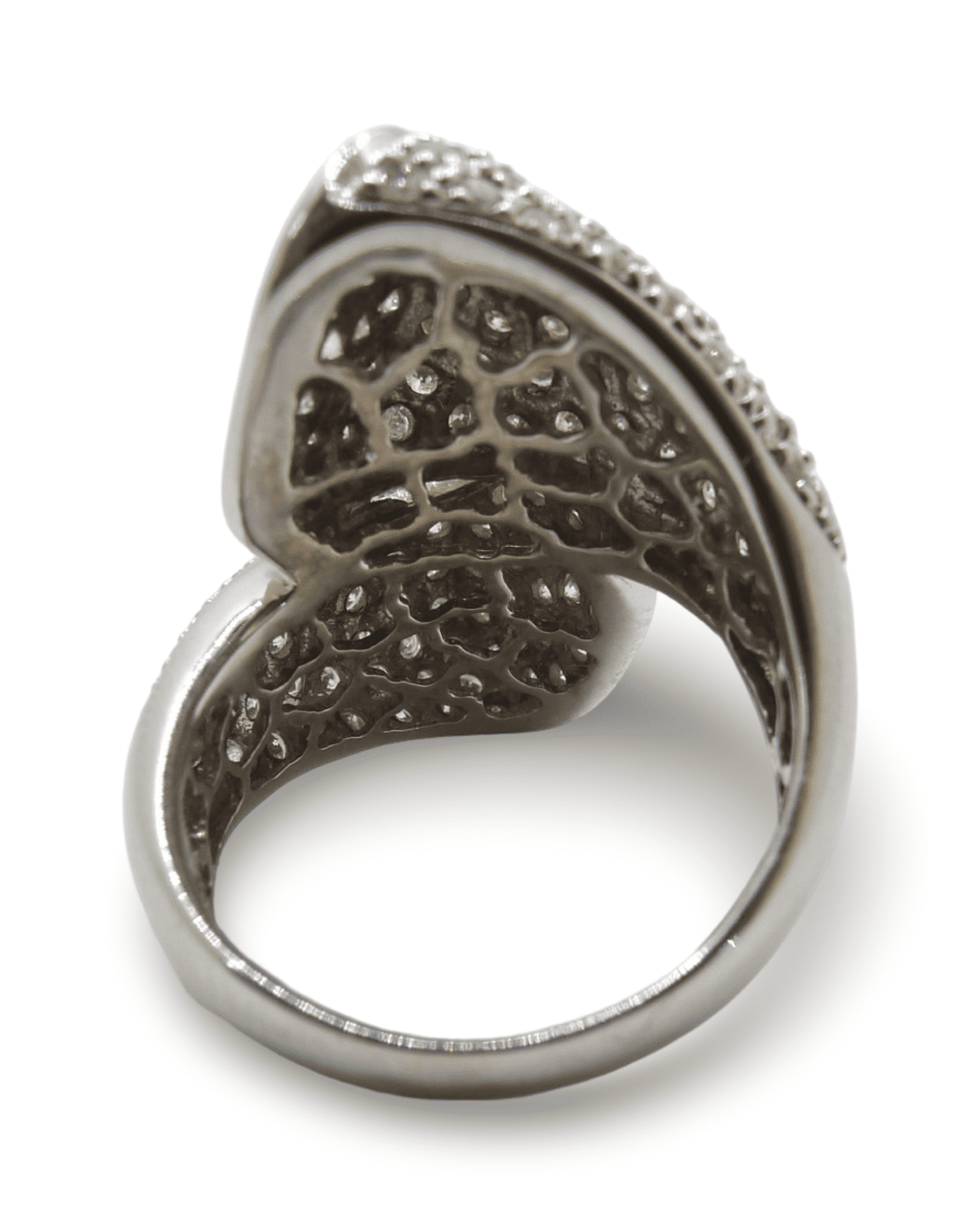 Découvrez cette superbe bague en or blanc sertie de diamants naturels taille brillant pour un poids total de 1,50 ct. Élégante et raffinée, cette bague intemporelle sublime chaque tenue avec son éclat exceptionnel. Livrée dans un écrin, elle est parfaite pour une occasion spéciale ou comme cadeau inoubliable. 