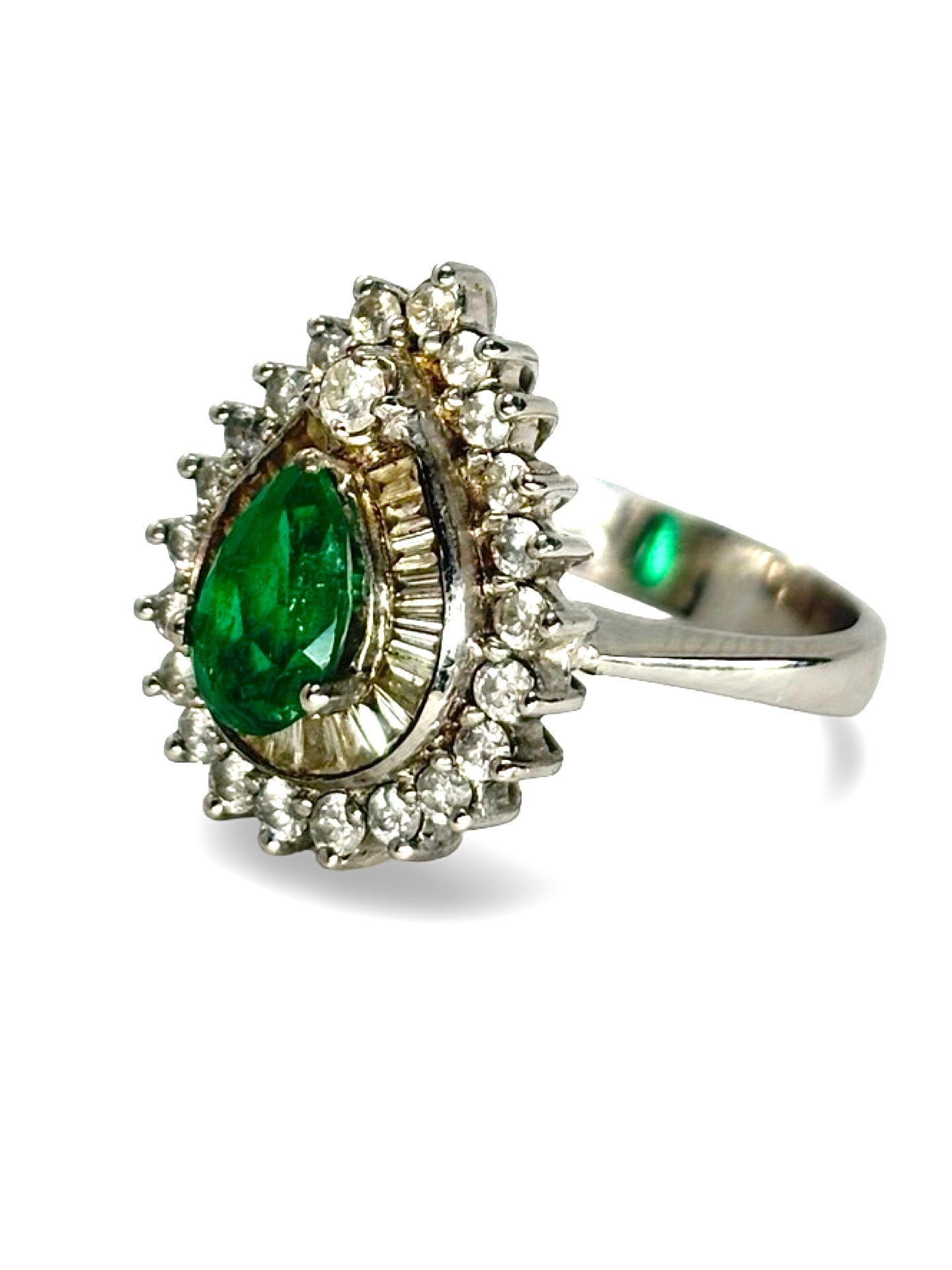 Bague en or blanc sertie d’une émeraude de 1,2 carat, mise en valeur par 1 carat de diamants scintillants. Ce bijou raffiné associe l’éclat vif de l’émeraude et la brillance des diamants pour créer une pièce élégante et intemporelle. Idéale pour sublimer la main avec une touche de luxe et de sophistication.