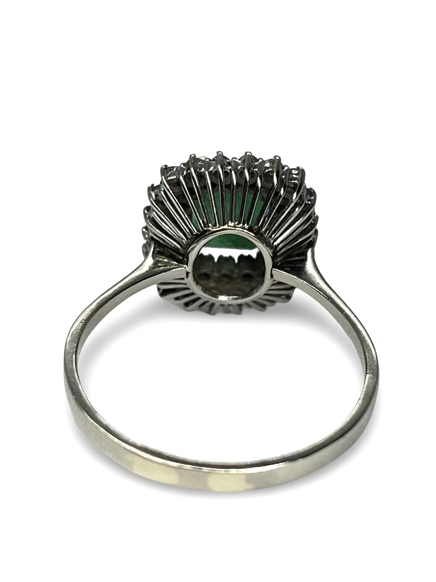 Bague en or blanc 18 carats sertie d’une émeraude de 2 carats et de diamants d’un total de 0,40 carat. Cette élégante bague fine allie la beauté intense de l’émeraude à l’éclat précieux des diamants, offrant un bijou sophistiqué et intemporel, parfait pour une occasion spéciale ou un cadeau raffiné.