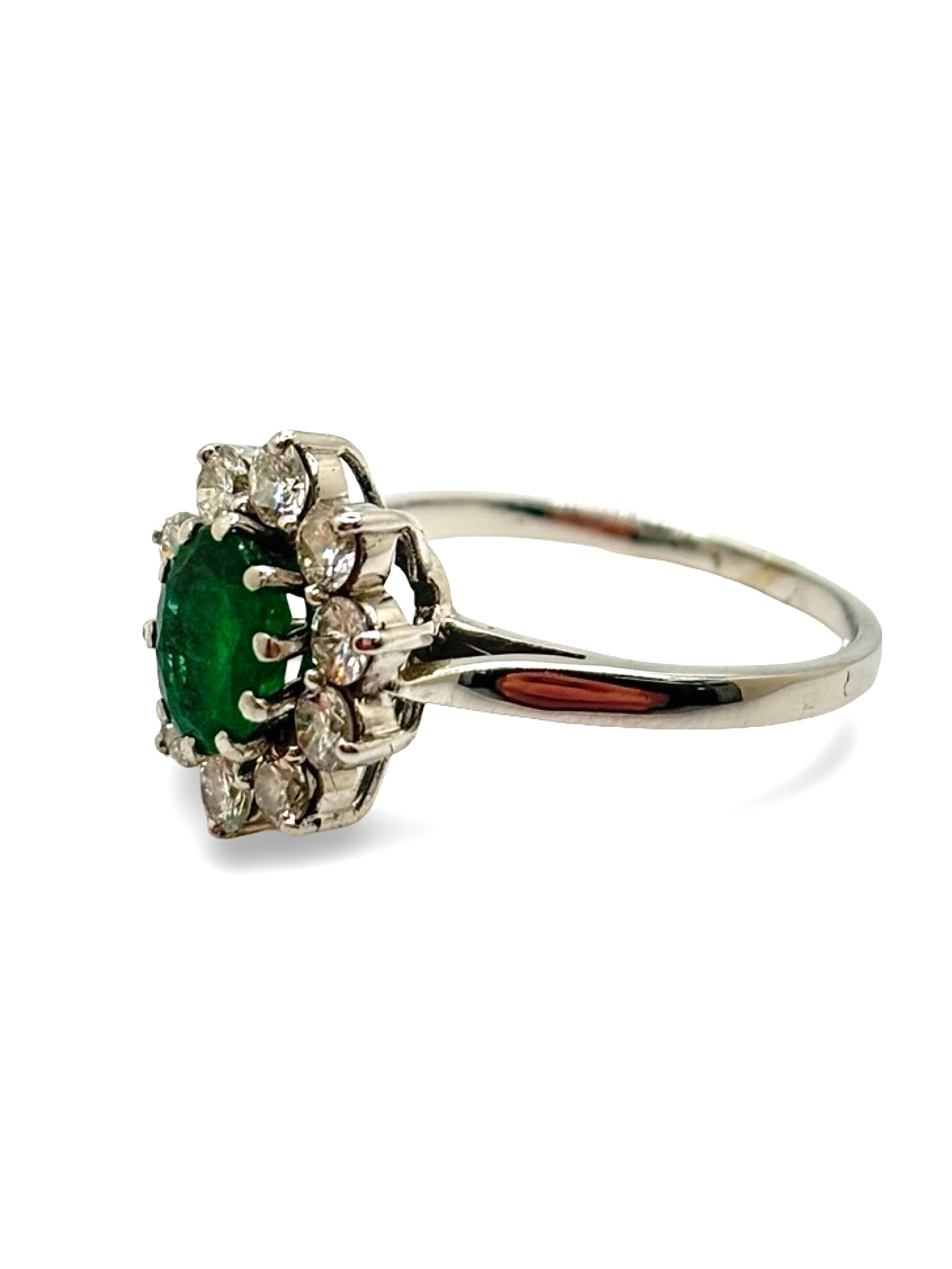Bague en or blanc sertie d’une émeraude centrale de 1 carat accompagnée de diamants totalisant 0,80 carat. Ce bijou précieux met en valeur le contraste entre le vert intense de l’émeraude et l’éclat lumineux des diamants. Élégante et raffinée, cette bague en or blanc est idéale pour une occasion spéciale, une bague de fiançailles ou un bijou de caractère intemporel.