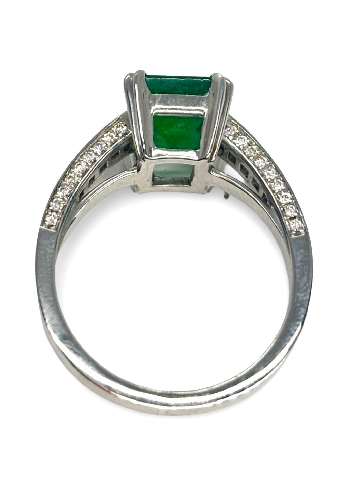 Bague en or blanc élégante, sertie d’une émeraude de 3 carats et de diamants totalisant 0,48 ct. Ce bijou raffiné allie l’éclat intense de l’émeraude à la brillance subtile des diamants, parfait pour un cadeau ou une occasion spéciale. Anneau précieux en or blanc, idéal pour les amateurs de pierres fines et de joaillerie de luxe.