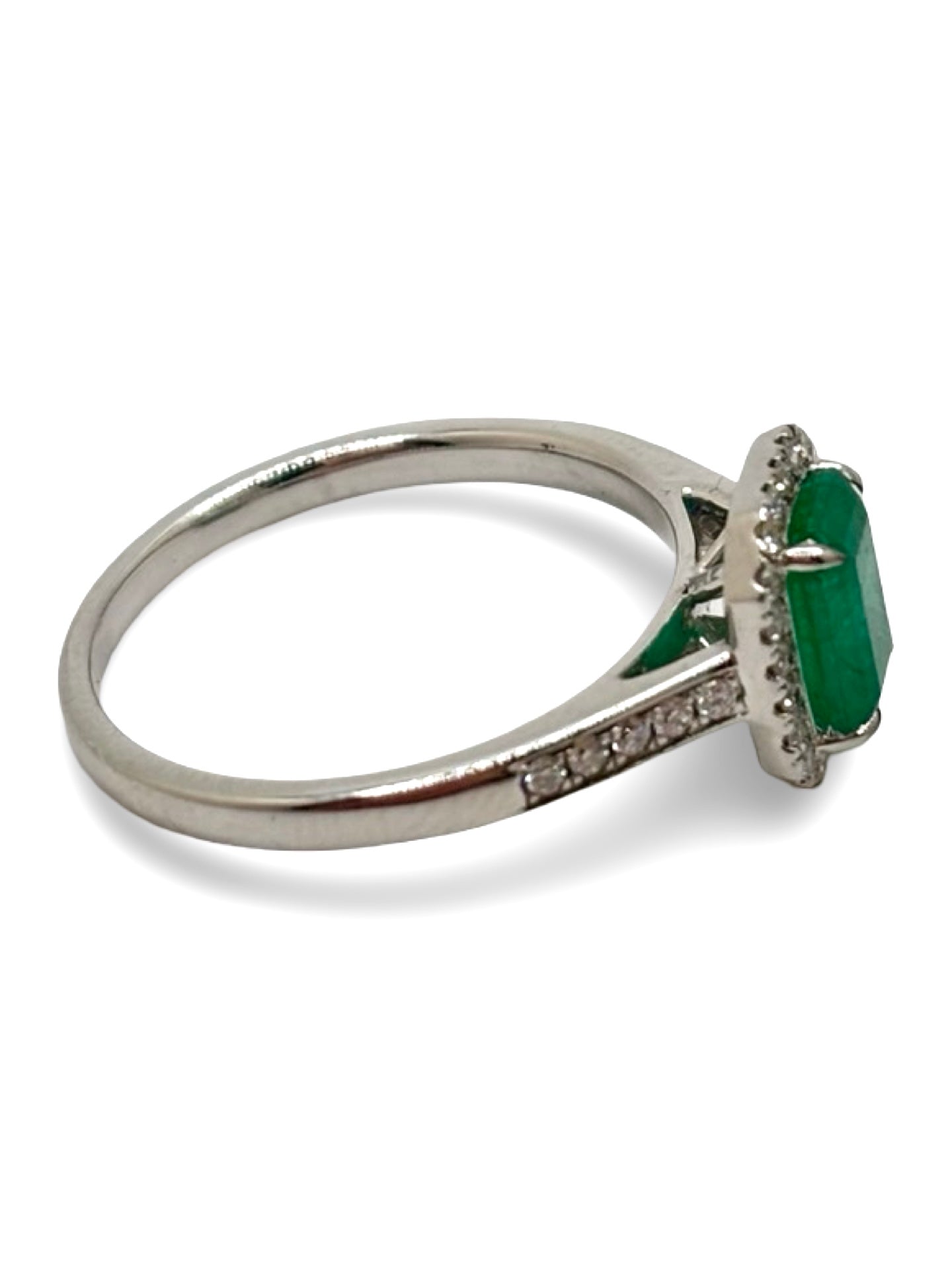 Bague en or blanc sertie d’une émeraude de 1 carat et de diamants brillants. Ce bijou raffiné met en valeur l’intensité de l’émeraude, sublimée par l’éclat des diamants, pour un rendu élégant et lumineux. Une bague de caractère, idéale pour les amateurs de joaillerie fine, de pierres précieuses et de pièces uniques au design intemporel.