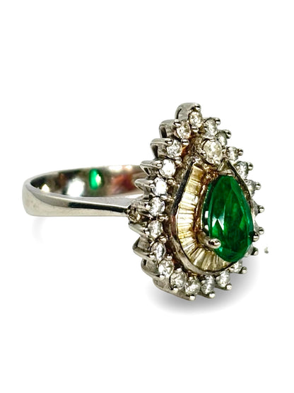 Bague en or blanc 18 carats sertie d’une émeraude de 1,2 carat et de diamants naturels totalisant 1 carat. Cette bague de joaillerie élégante associe l’éclat des diamants à la couleur intense de l’émeraude, créant un contraste raffiné et lumineux. Idéale pour les amateurs de bijoux précieux, cette bague émeraude et diamants apporte une touche de sophistication à toutes les occasions. Une pièce de joaillerie intemporelle en or blanc, parfaite pour sublimer une collection de bagues de luxe.