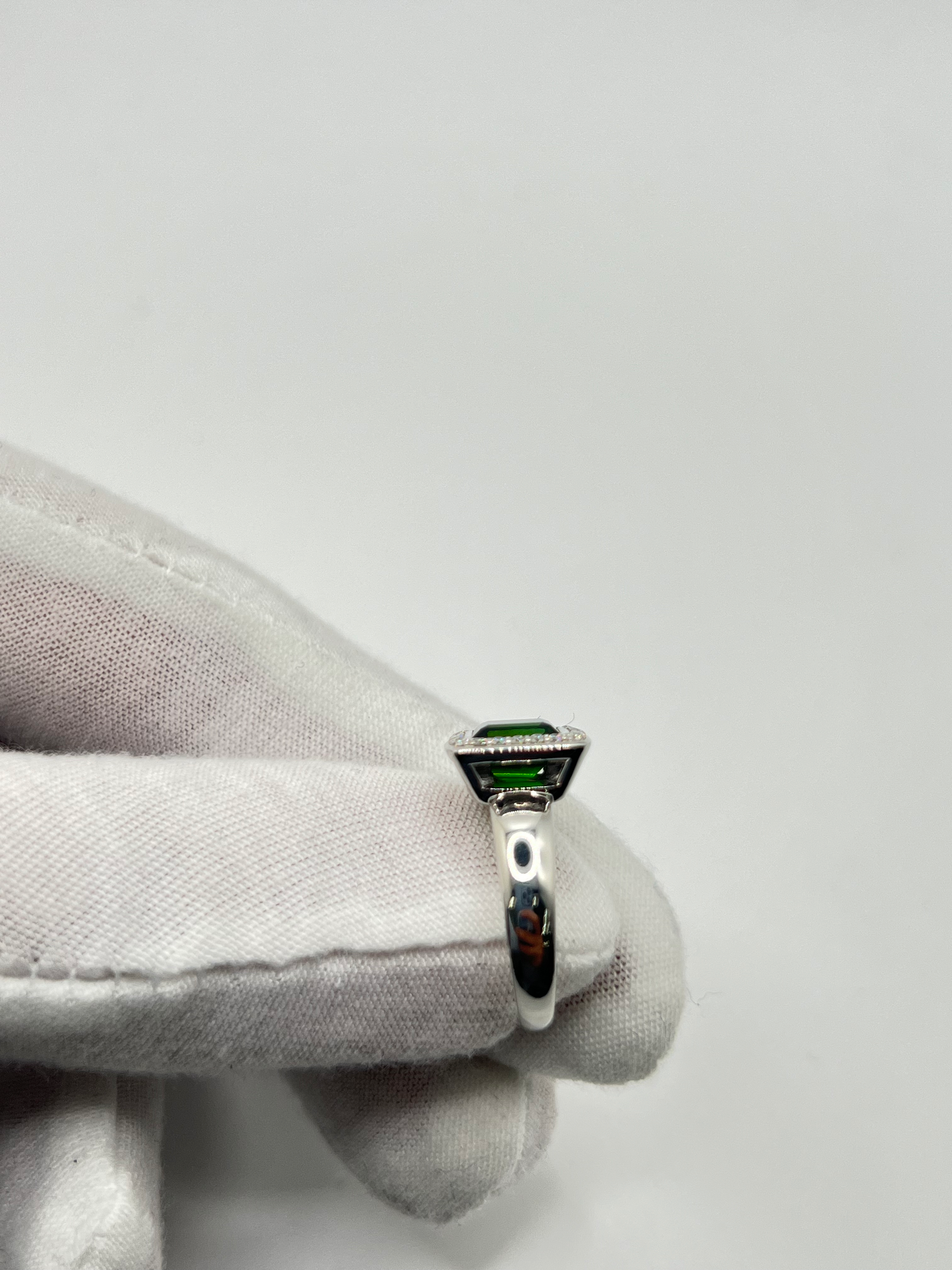 Découvrez cette élégante bague en or blanc, sertie d'une tourmaline verte de 2 carats environ, accompagnée de diamants scintillants. Ce bijou raffiné est présenté dans un écrin élégant, parfait pour offrir un cadeau précieux. Idéale pour toutes les occasions spéciales, cette bague combine la beauté de l'or blanc et l'éclat unique de la tourmaline verte, sublimée par la brillance des diamants.