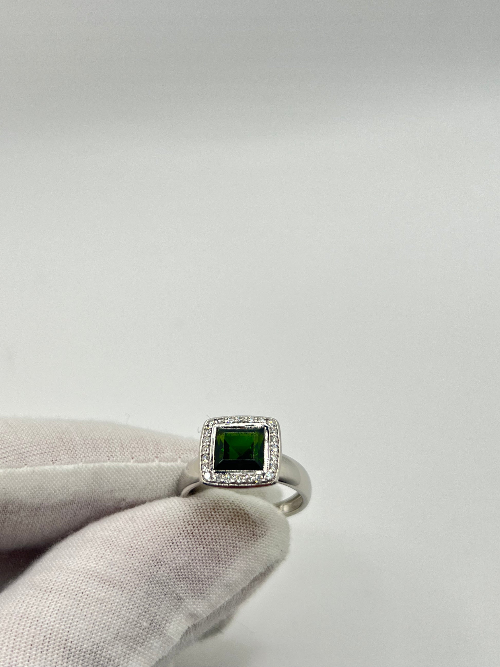 Découvrez cette élégante bague en or blanc, sertie d'une tourmaline verte de 2 carats environ, accompagnée de diamants scintillants. Ce bijou raffiné est présenté dans un écrin élégant, parfait pour offrir un cadeau précieux. Idéale pour toutes les occasions spéciales, cette bague combine la beauté de l'or blanc et l'éclat unique de la tourmaline verte, sublimée par la brillance des diamants.