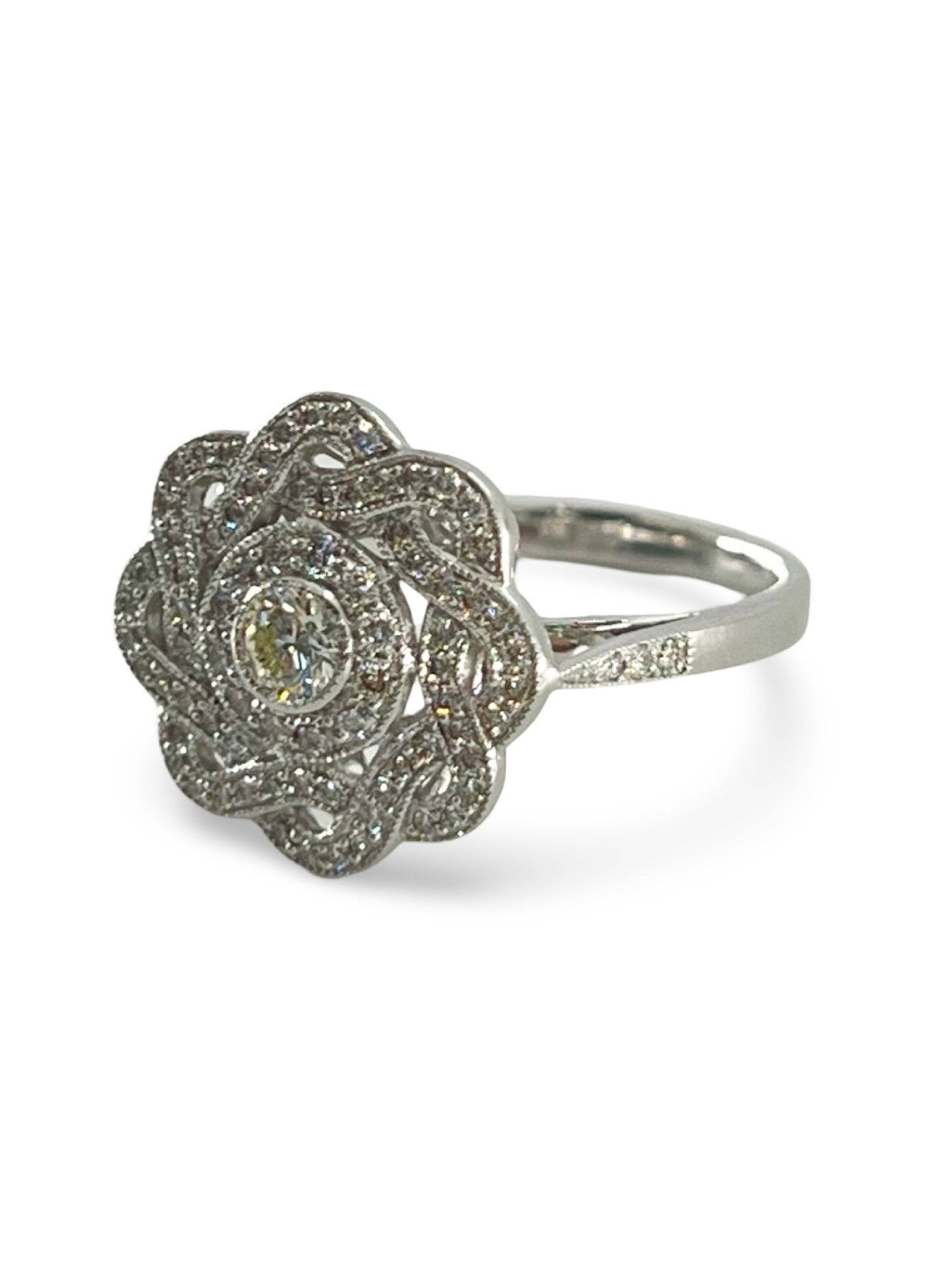 
Découvrez cette élégante bague en or blanc, sublimée par un diamant central naturel de 0,20 ct, entouré de petits diamants pour un poids total de 0,90 ct. Parfaite pour ajouter une touche de raffinement à vos tenues, cette bague en or blanc allie beauté et éclat. Idéale pour une occasion spéciale ou pour se faire plaisir.