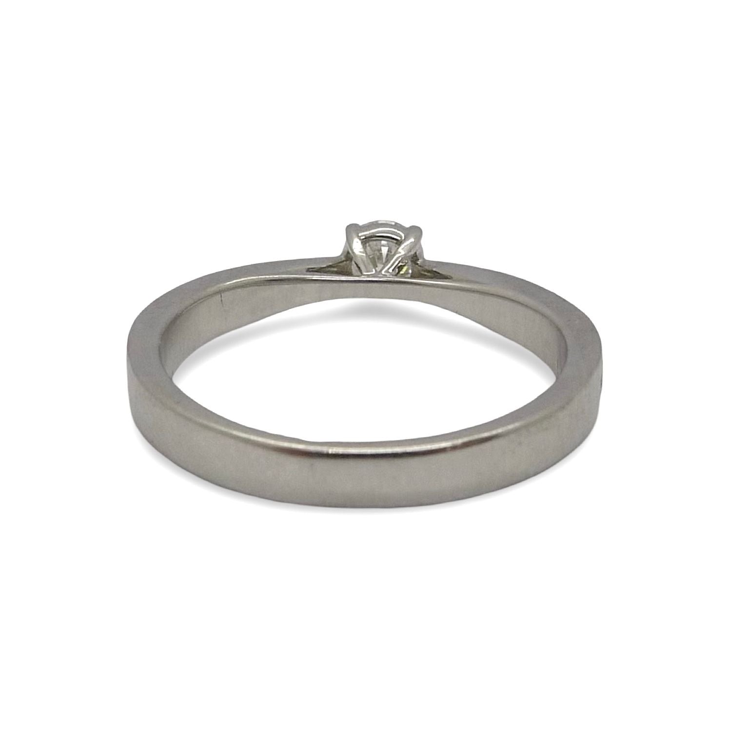 Laissez-vous séduire par cette bague en or blanc sertie de diamants étincelants pour un poids total de 0,53 ct. Élégante et intemporelle, elle apportera une touche de raffinement à chaque occasion. Idéale pour un cadeau précieux, une demande en mariage ou simplement pour sublimer votre style au quotidien.