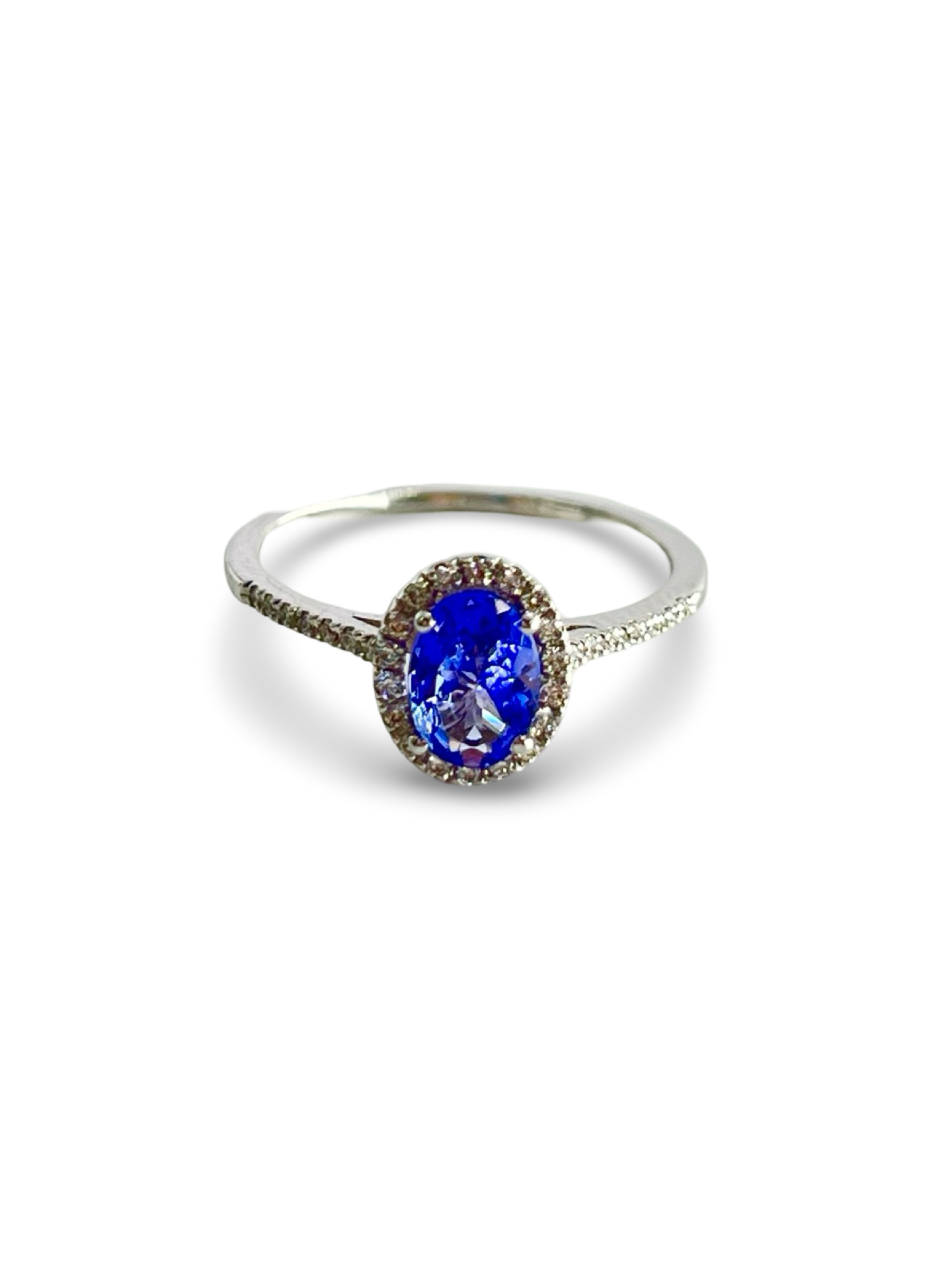 Découvrez cette élégante bague en or blanc, mettant en valeur une Tanzanite de 1 carat, entourée de 14 diamants d'environ 0,01 carat chacun. Idéale pour sublimer votre main, cette bague offre un mélange parfait de brillance et de raffinement. La Tanzanite, pierre précieuse rare, apportera une touche de couleur vibrante à votre style, tandis que les diamants ajoutent un éclat subtil.