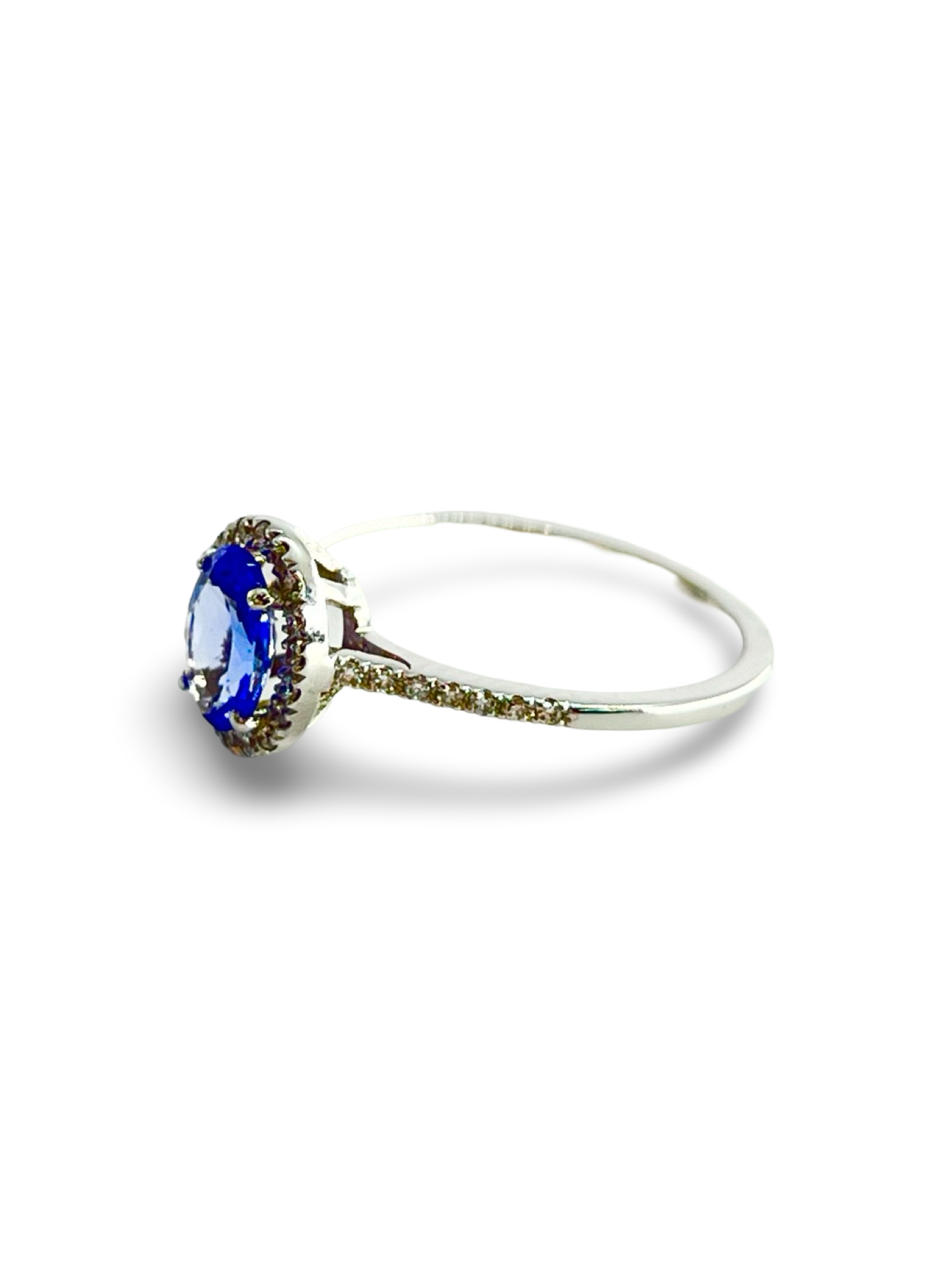 Découvrez cette élégante bague en or blanc, mettant en valeur une Tanzanite de 1 carat, entourée de 14 diamants d'environ 0,01 carat chacun. Idéale pour sublimer votre main, cette bague offre un mélange parfait de brillance et de raffinement. La Tanzanite, pierre précieuse rare, apportera une touche de couleur vibrante à votre style, tandis que les diamants ajoutent un éclat subtil.