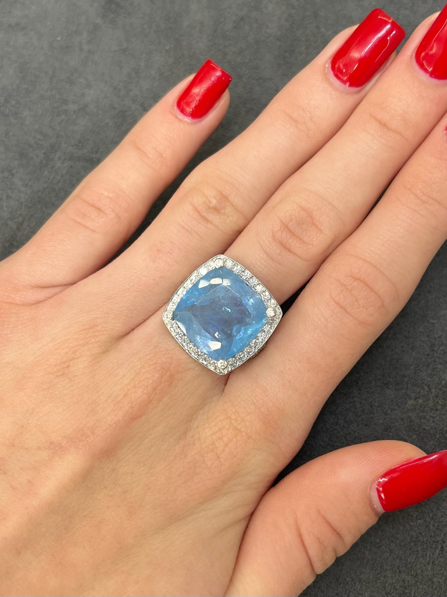 Découvrez cette somptueuse bague en or blanc, sublimée par une magnifique aigue-marine de 11,12 carats et de délicats diamants. Élégante et raffinée, cette pièce unique allie éclat et finesse pour sublimer votre style. Idéale pour une occasion spéciale ou pour enrichir votre collection de bijoux.