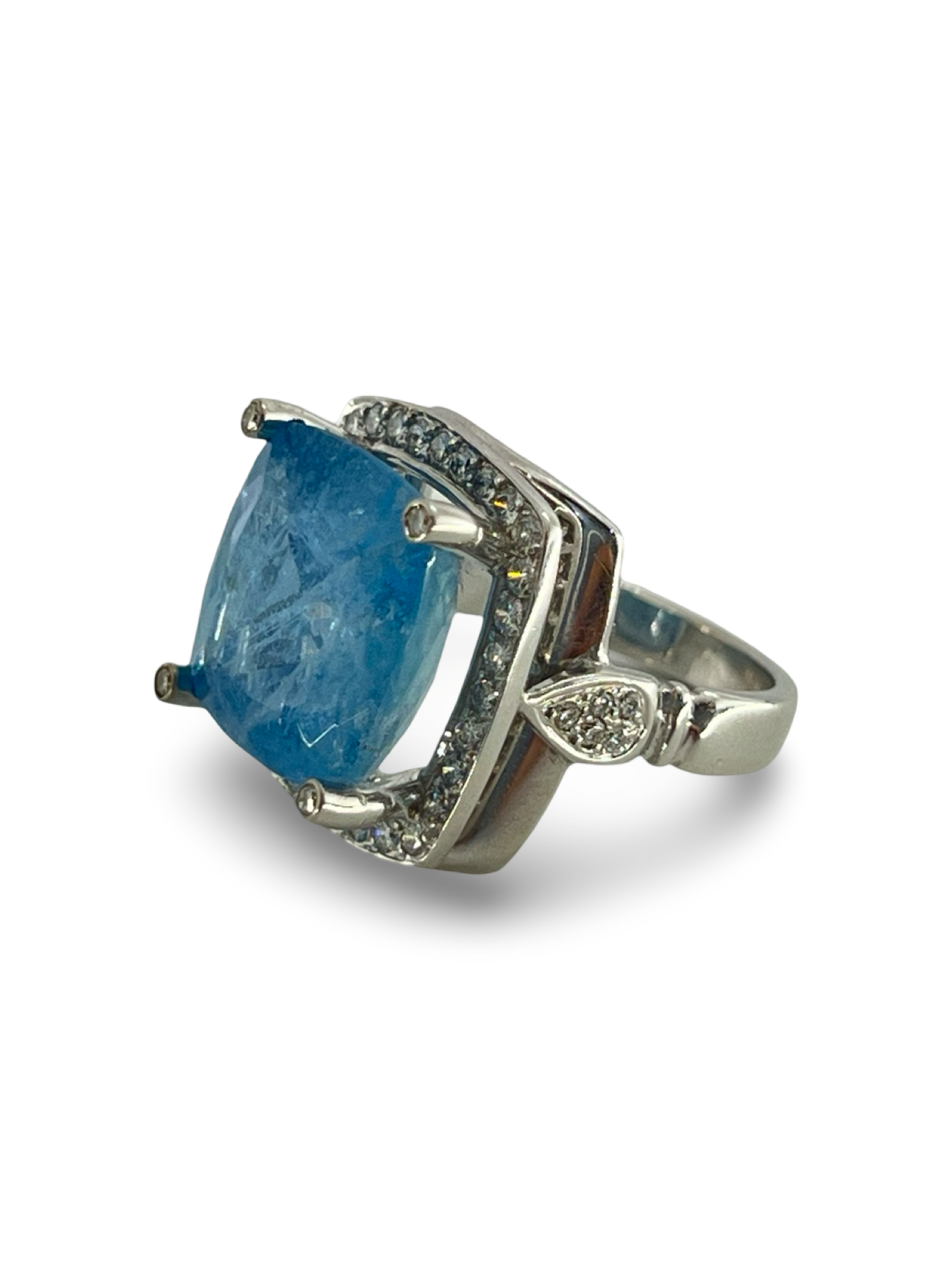 Découvrez cette somptueuse bague en or blanc, sublimée par une magnifique aigue-marine de 11,12 carats et de délicats diamants. Élégante et raffinée, cette pièce unique allie éclat et finesse pour sublimer votre style. Idéale pour une occasion spéciale ou pour enrichir votre collection de bijoux.