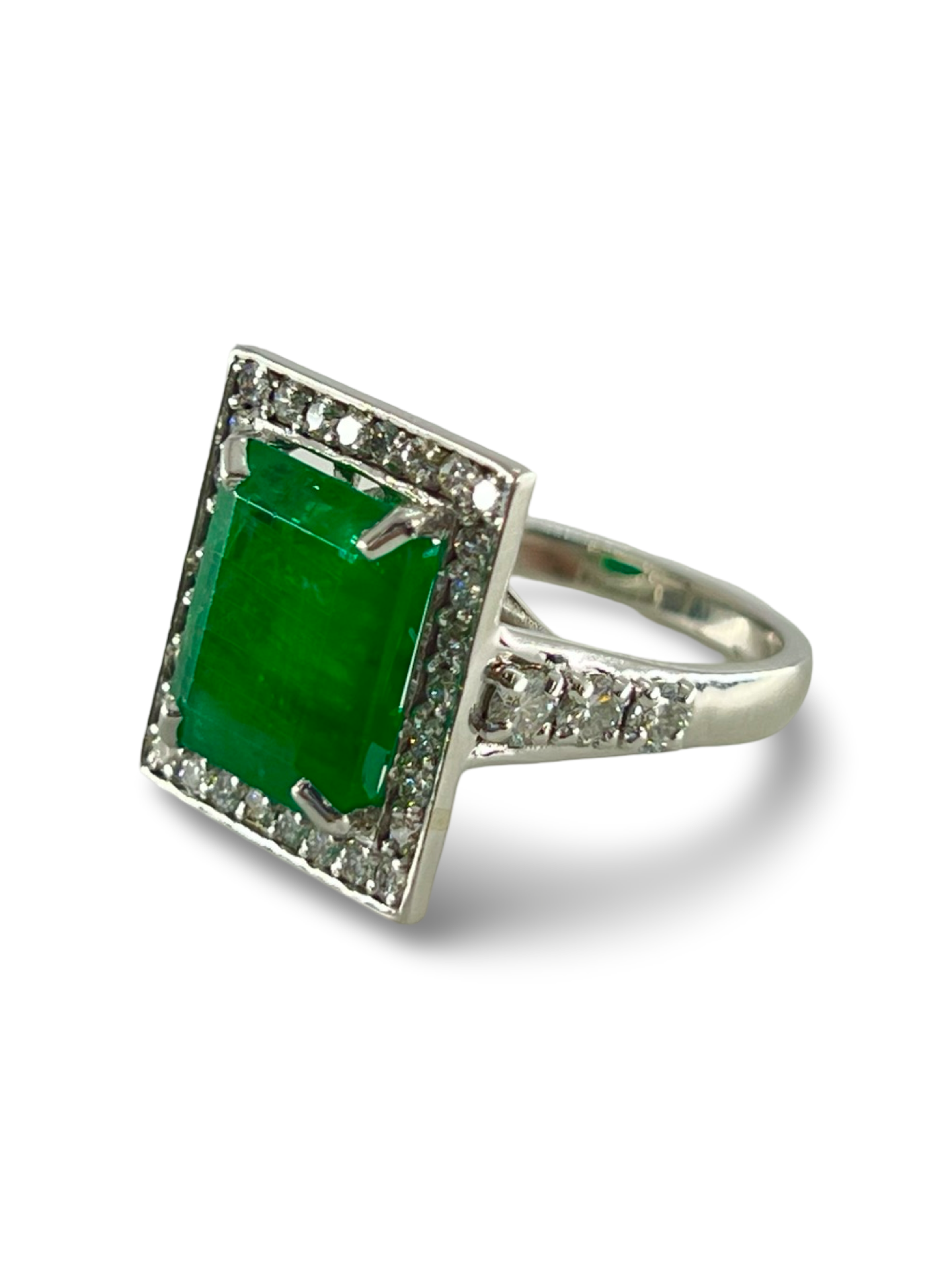 Découvrez cette magnifique bague en or blanc, mettant en valeur une émeraude naturelle de 6 carats. Rehaussée par l'éclat de diamants d'un poids total de 1,5 carat, elle combine élégance et raffinement. Parfaite pour un moment spécial, cette pièce de joaillerie saura captiver l'attention grâce à la beauté intemporelle de l'émeraude et à l'éclat subtil des diamants. Offrez ou offrez-vous ce bijou d'exception, idéal pour un anniversaire, une demande en mariage ou toute autre occasion mémorable.







