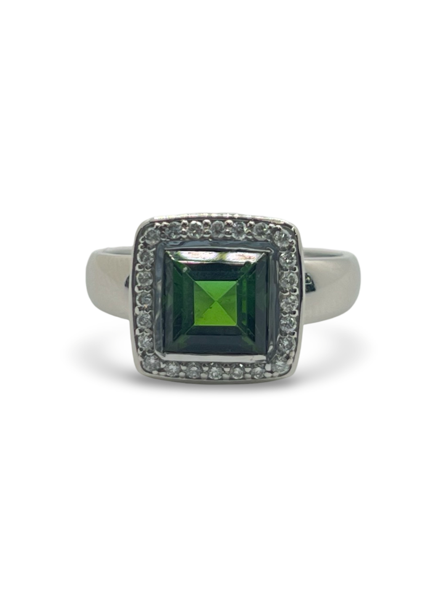 Découvrez cette élégante bague en or blanc, sertie d'une tourmaline verte de 2 carats environ, accompagnée de diamants scintillants. Ce bijou raffiné est présenté dans un écrin élégant, parfait pour offrir un cadeau précieux. Idéale pour toutes les occasions spéciales, cette bague combine la beauté de l'or blanc et l'éclat unique de la tourmaline verte, sublimée par la brillance des diamants.