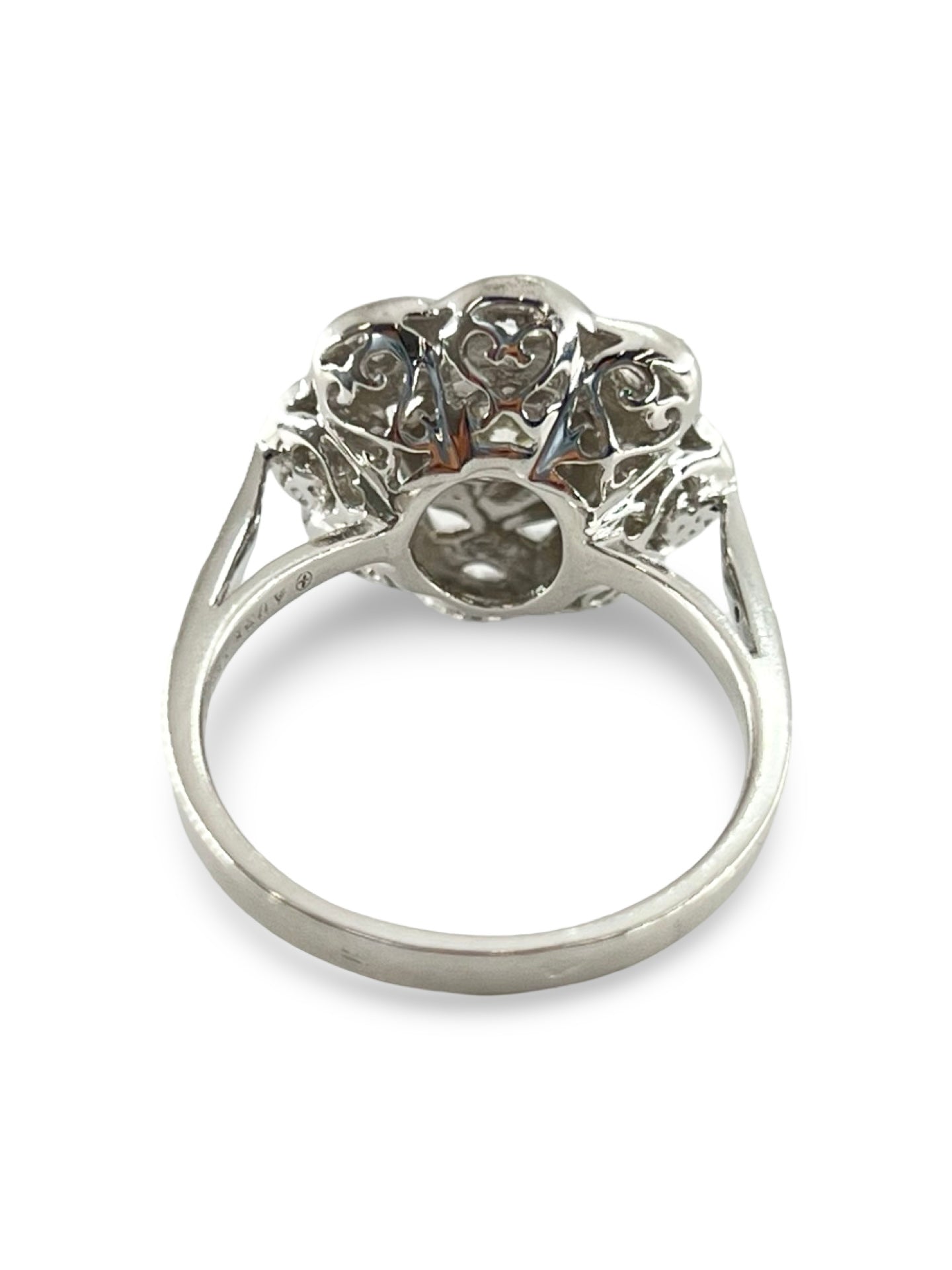 
Découvrez cette élégante bague en or blanc, sublimée par un diamant central naturel de 0,20 ct, entouré de petits diamants pour un poids total de 0,90 ct. Parfaite pour ajouter une touche de raffinement à vos tenues, cette bague en or blanc allie beauté et éclat. Idéale pour une occasion spéciale ou pour se faire plaisir.