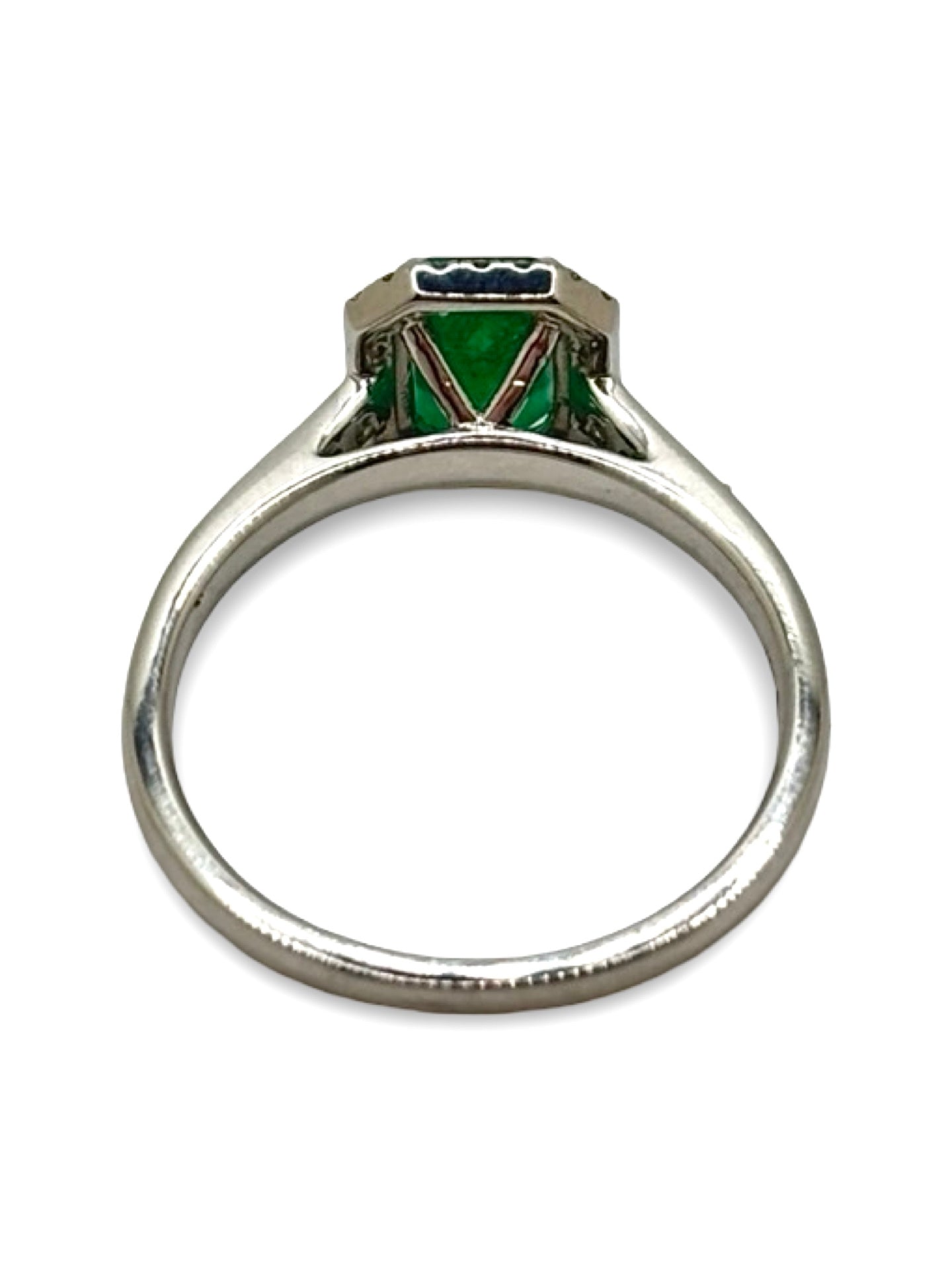 Bague en or blanc sertie d’une émeraude de 1 carat et de diamants brillants. Ce bijou raffiné met en valeur l’intensité de l’émeraude, sublimée par l’éclat des diamants, pour un rendu élégant et lumineux. Une bague de caractère, idéale pour les amateurs de joaillerie fine, de pierres précieuses et de pièces uniques au design intemporel.