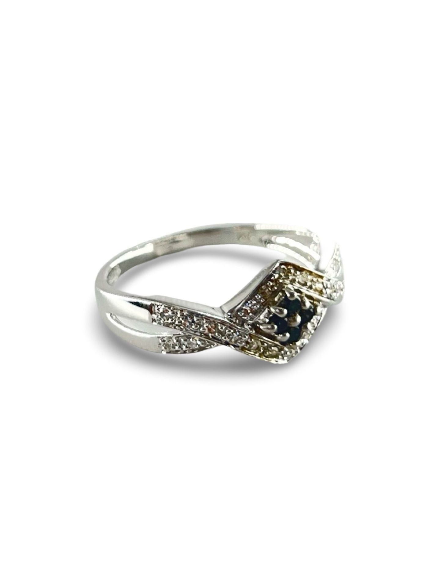 Découvrez cette élégante bague en or blanc, sublimée par des diamants naturels taillés en 8/8, dont quatre diamants noirs ajoutent une touche d'originalité et de sophistication. Un bijou unique, parfait pour ceux qui recherchent caractère dans leur collection. Cette pièce raffinée est idéale pour un cadeau mémorable ou pour sublimer votre propre style avec des diamants de qualité exceptionnelle.